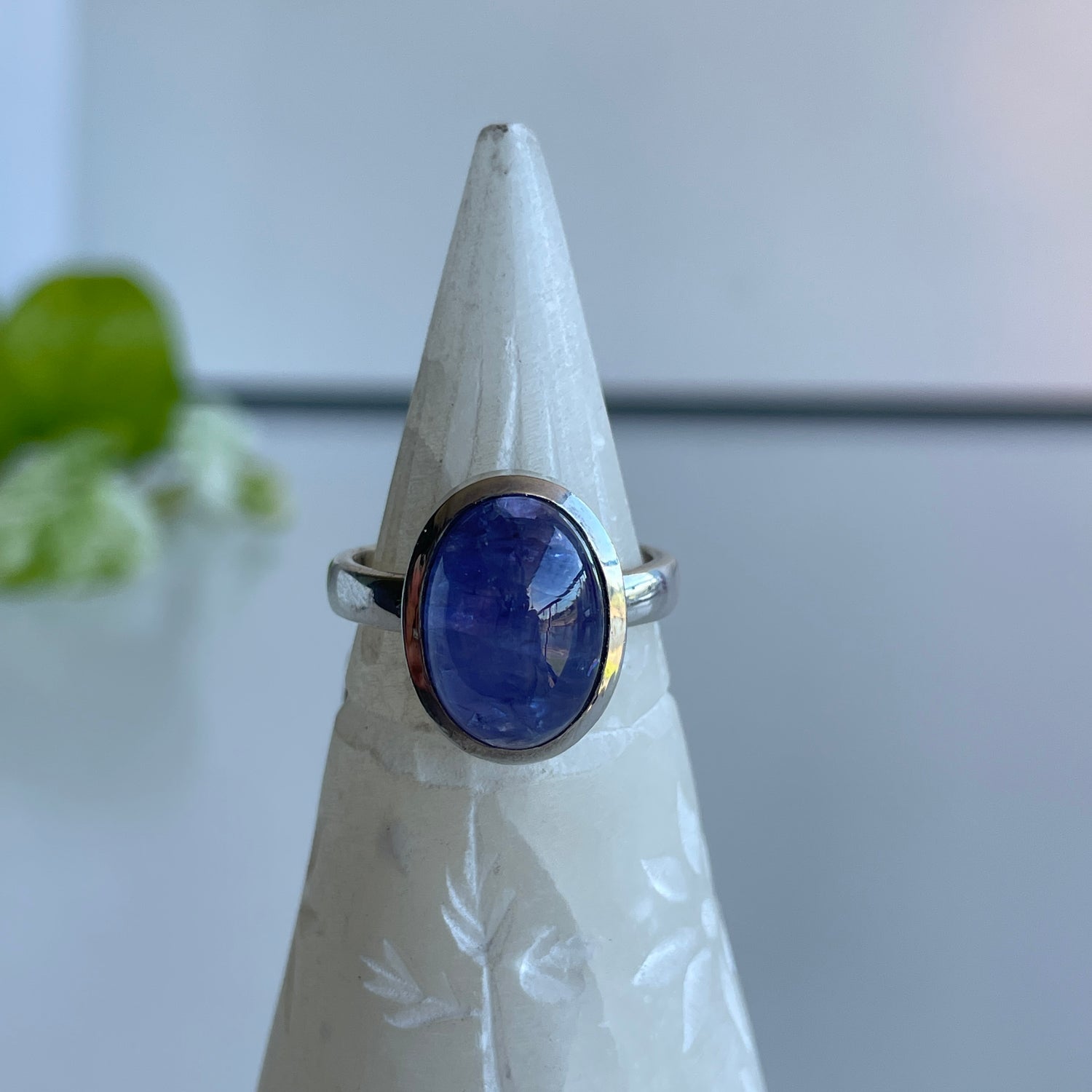 Tanzanite Oval Ring Sz8 007
