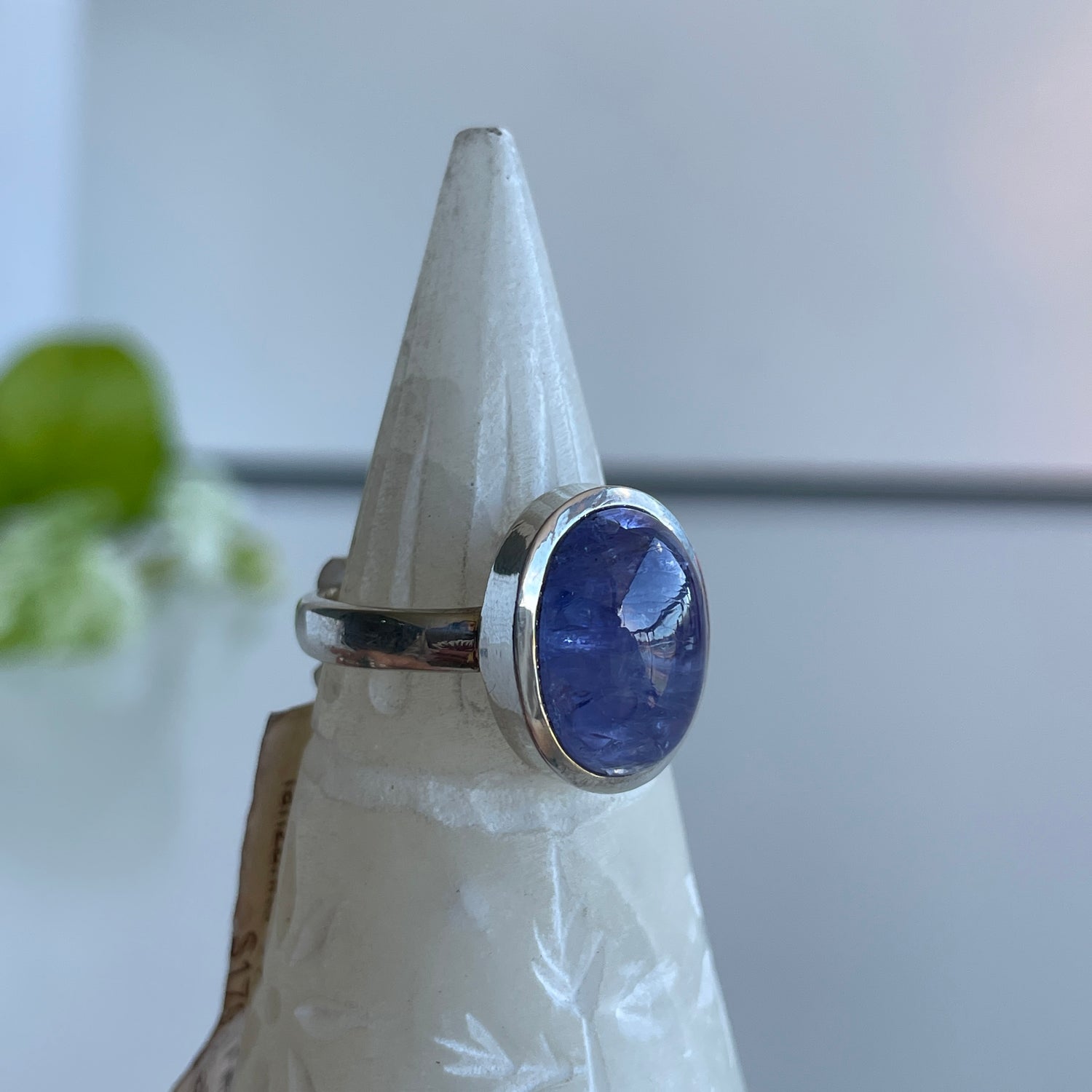 Tanzanite Oval Ring Sz8 007