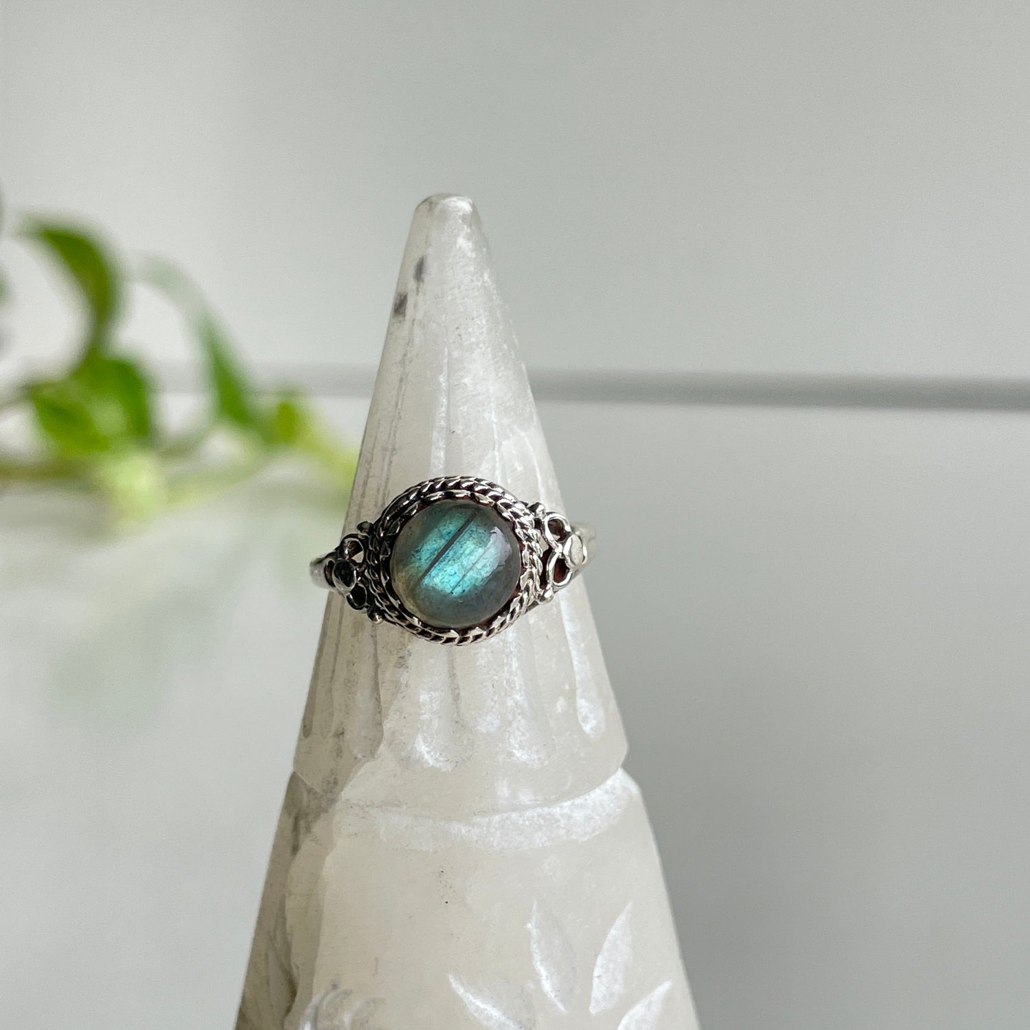 Labradorite Detailed Round Ring