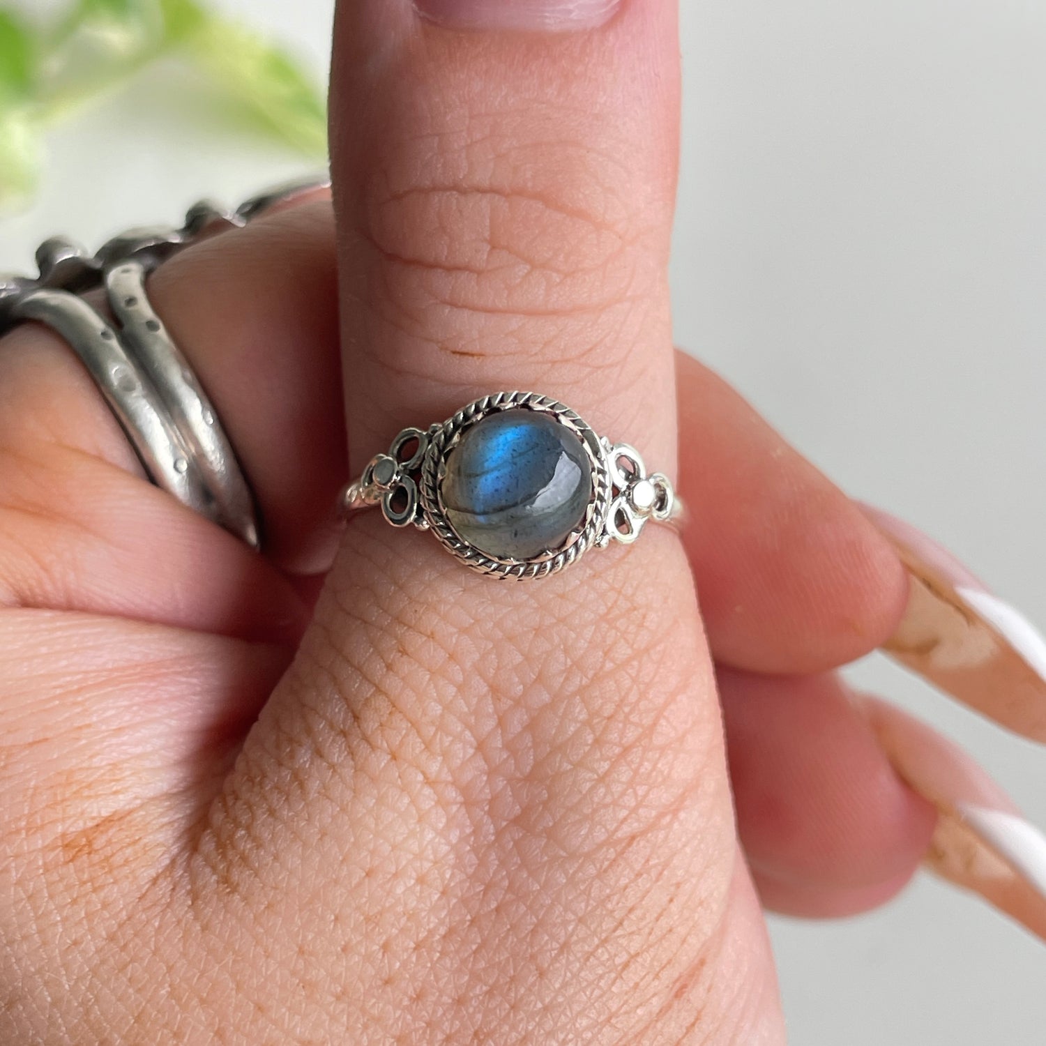 Labradorite Detailed Round Ring