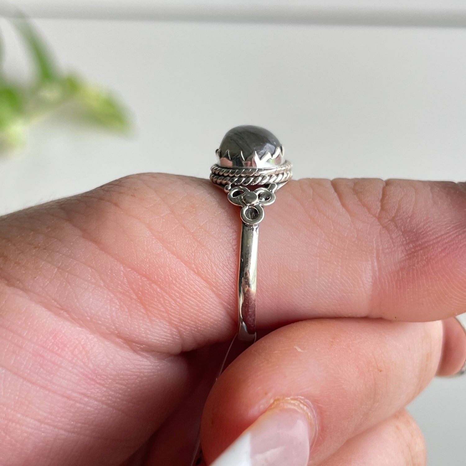 Labradorite Detailed Round Ring