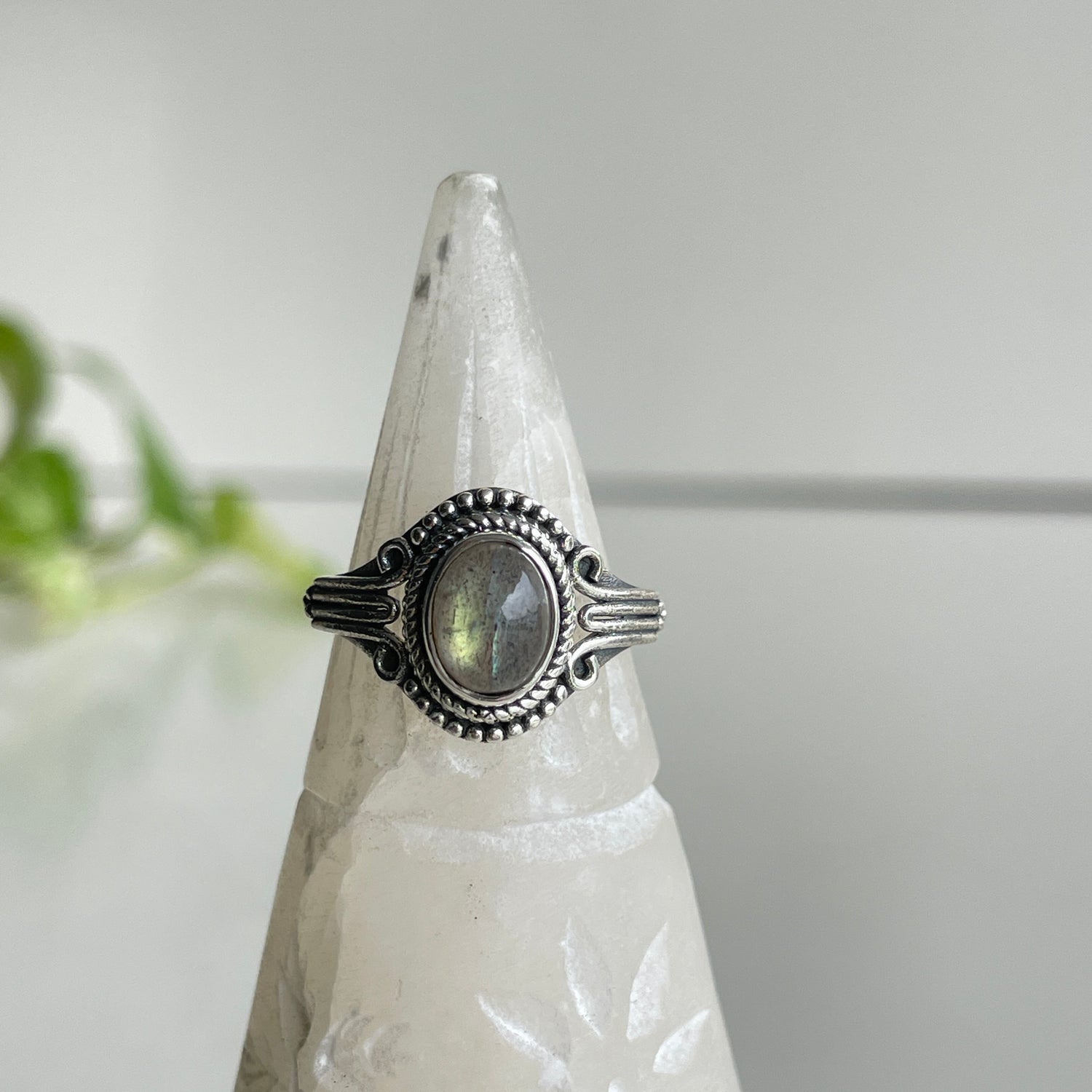 Labradorite Detailed Oval Ring Sz7