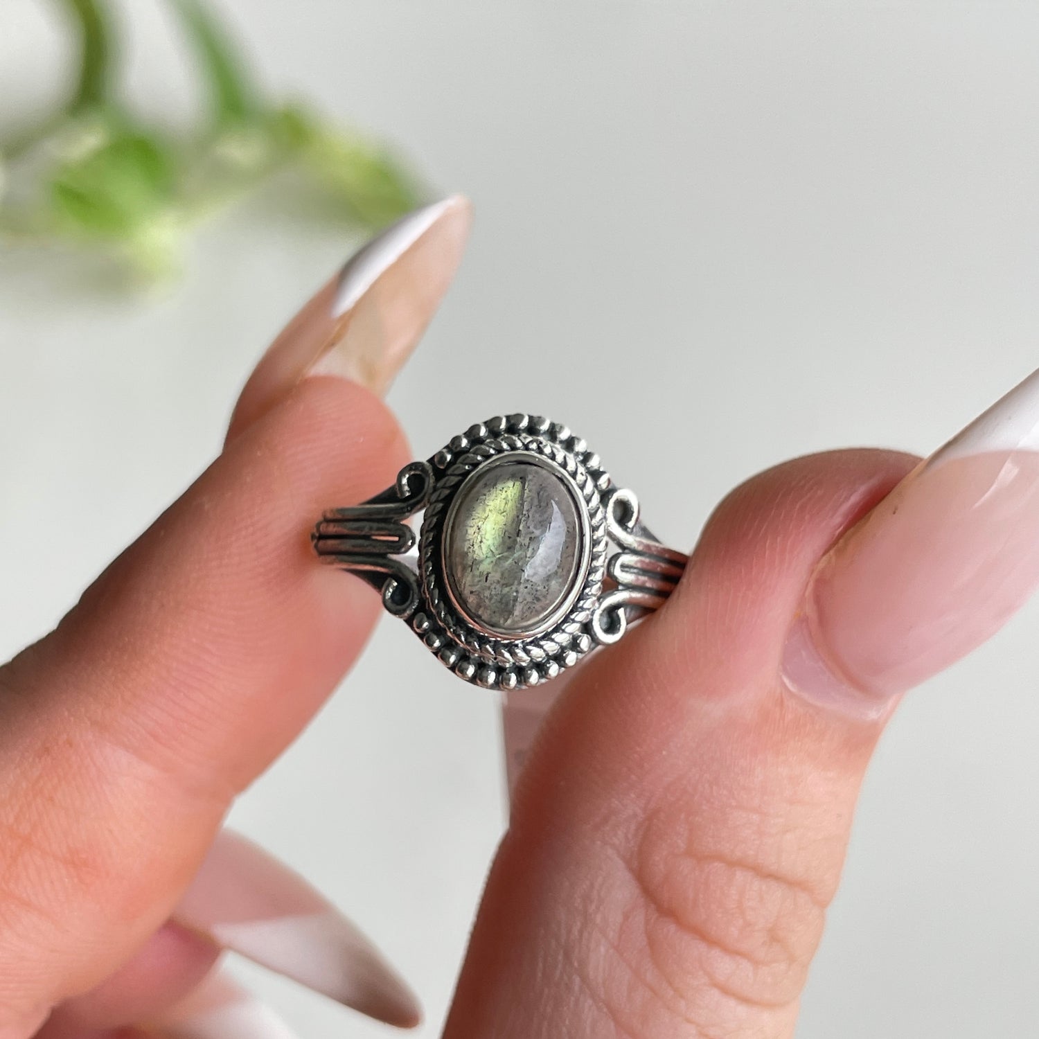 Labradorite Detailed Oval Ring Sz7