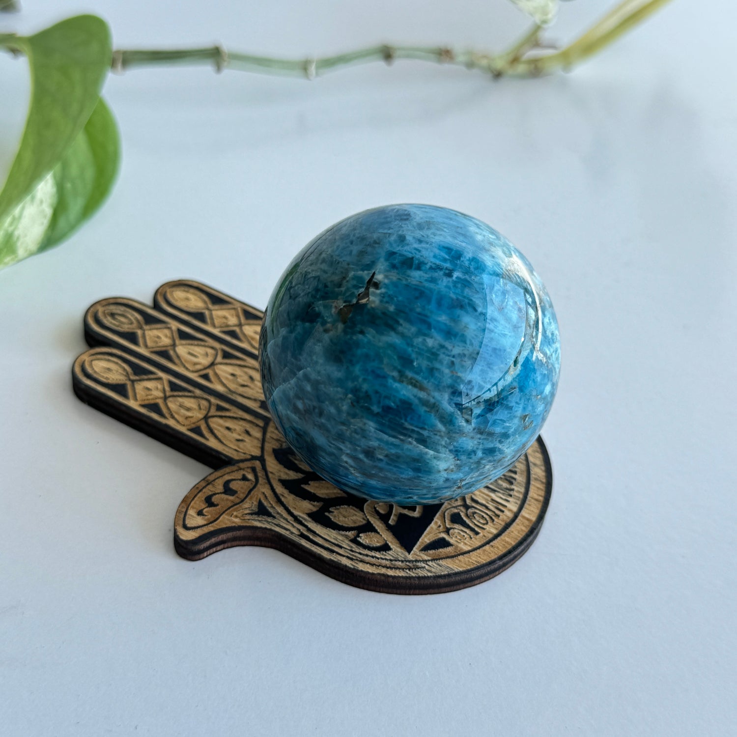 Triangle Hand Sphere Holder