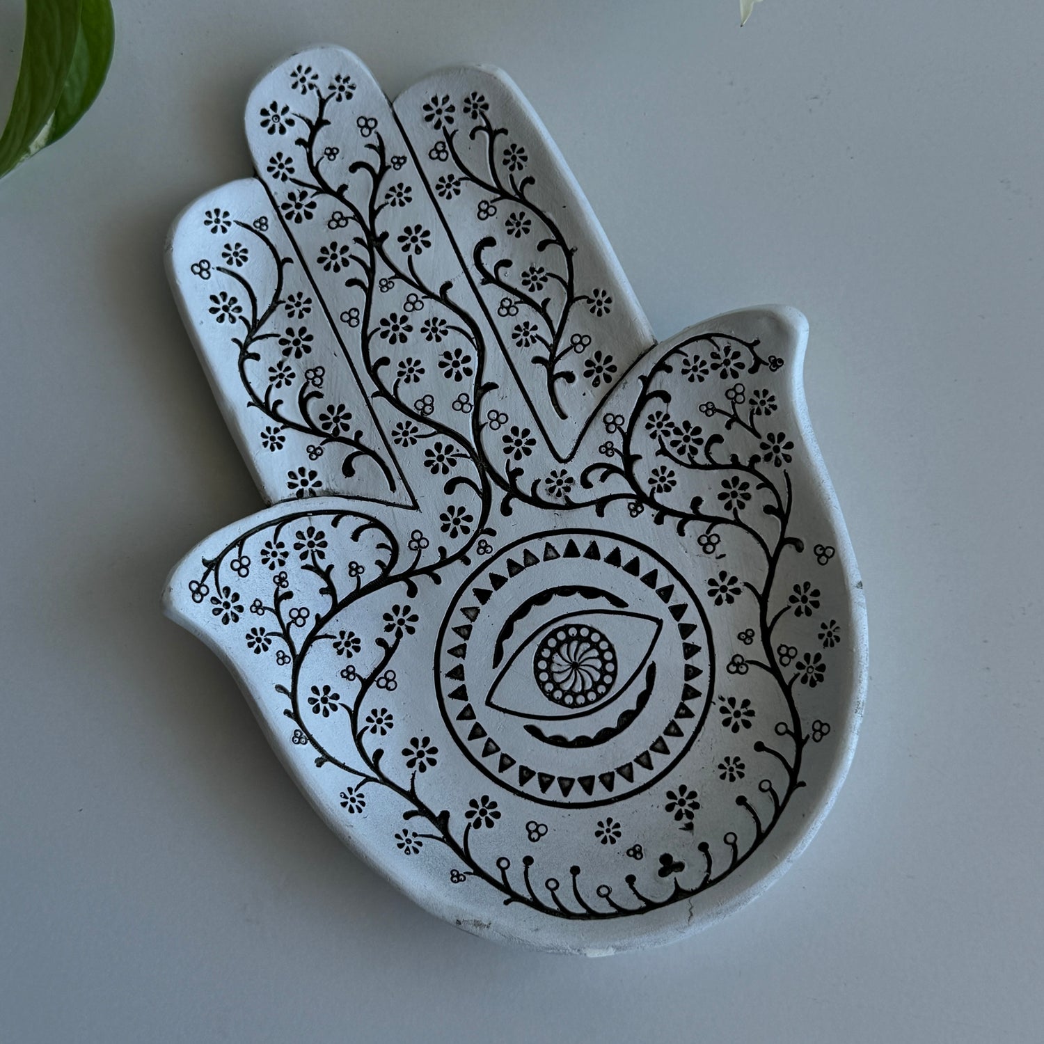 Black And White Hamsa Hand Plate lothampl