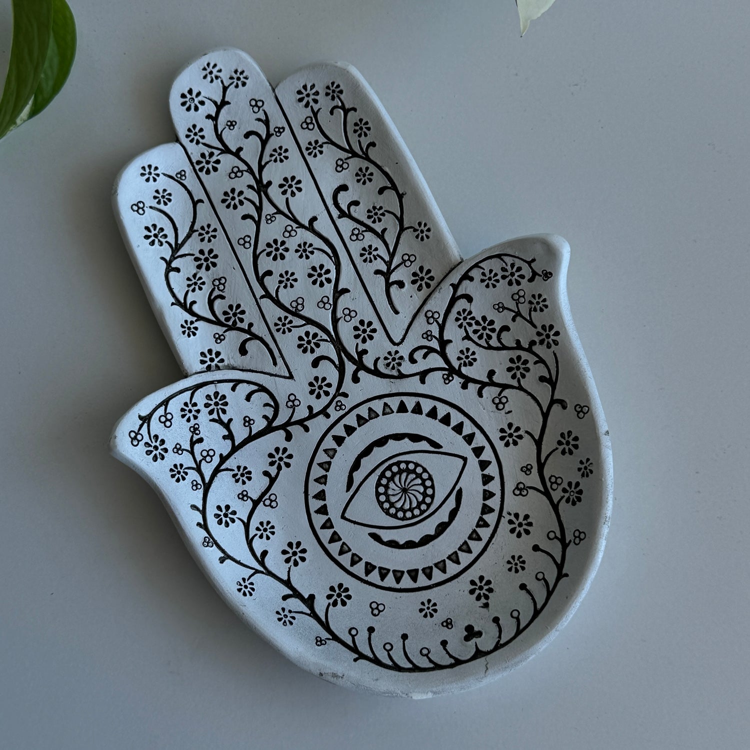 Black And White Hamsa Hand Plate lothampl