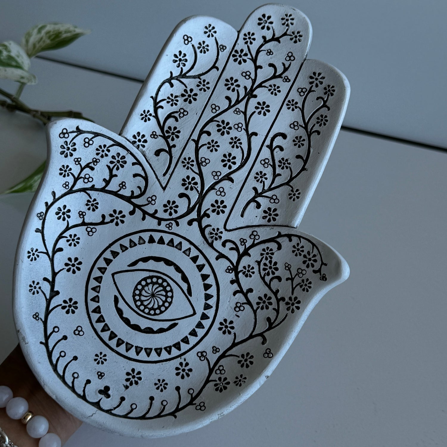 Black And White Hamsa Hand Plate lothampl