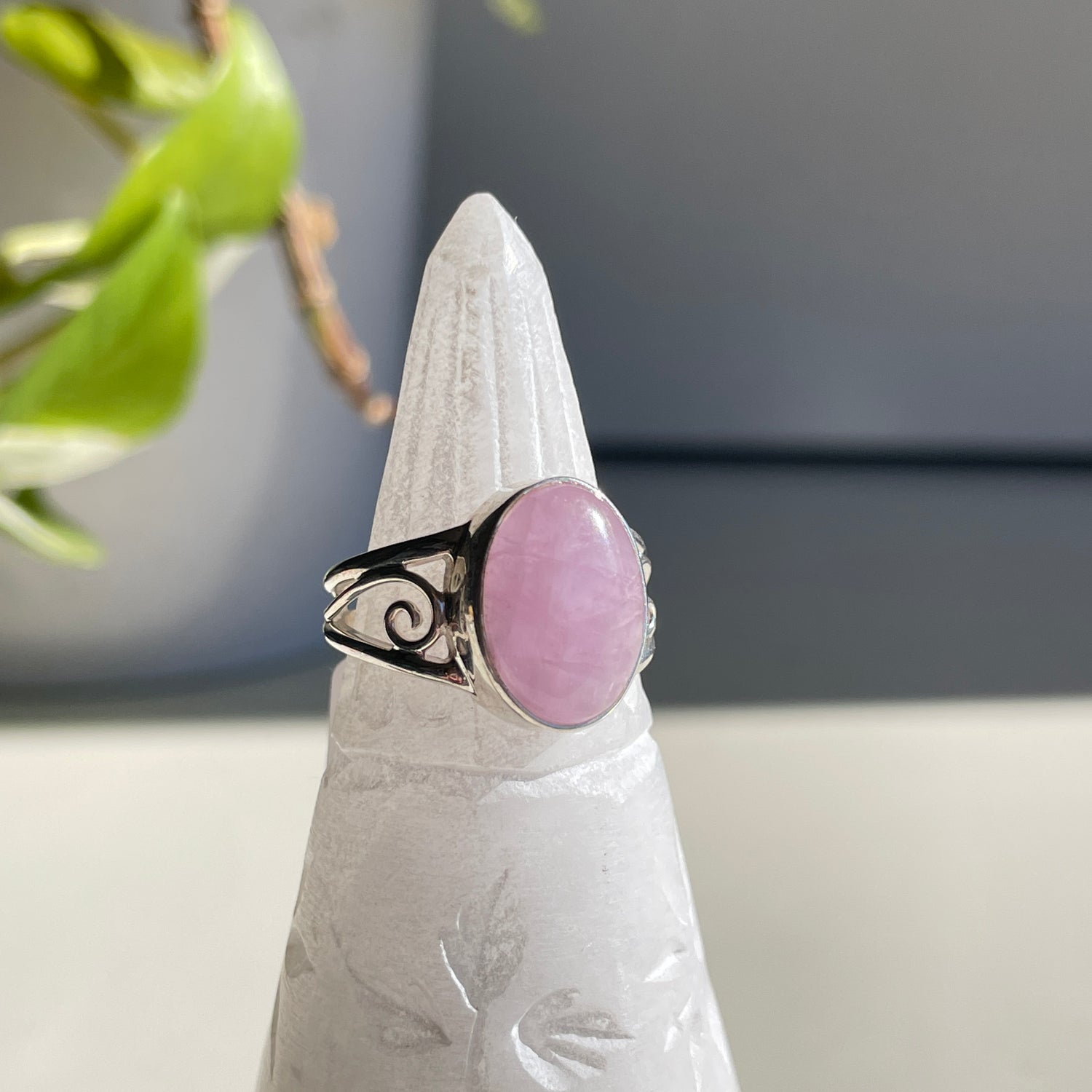 Kunzite Oval Ring Sz7.5