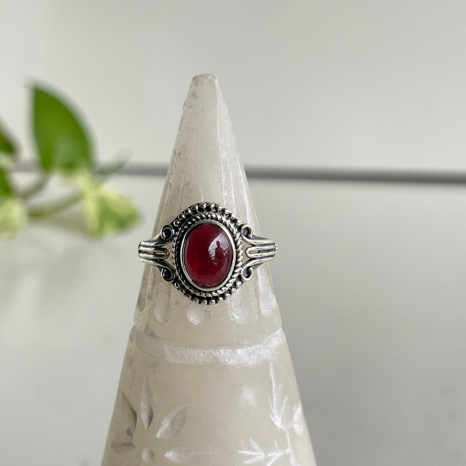 Garnet Detailed Oval Ring Sz6
