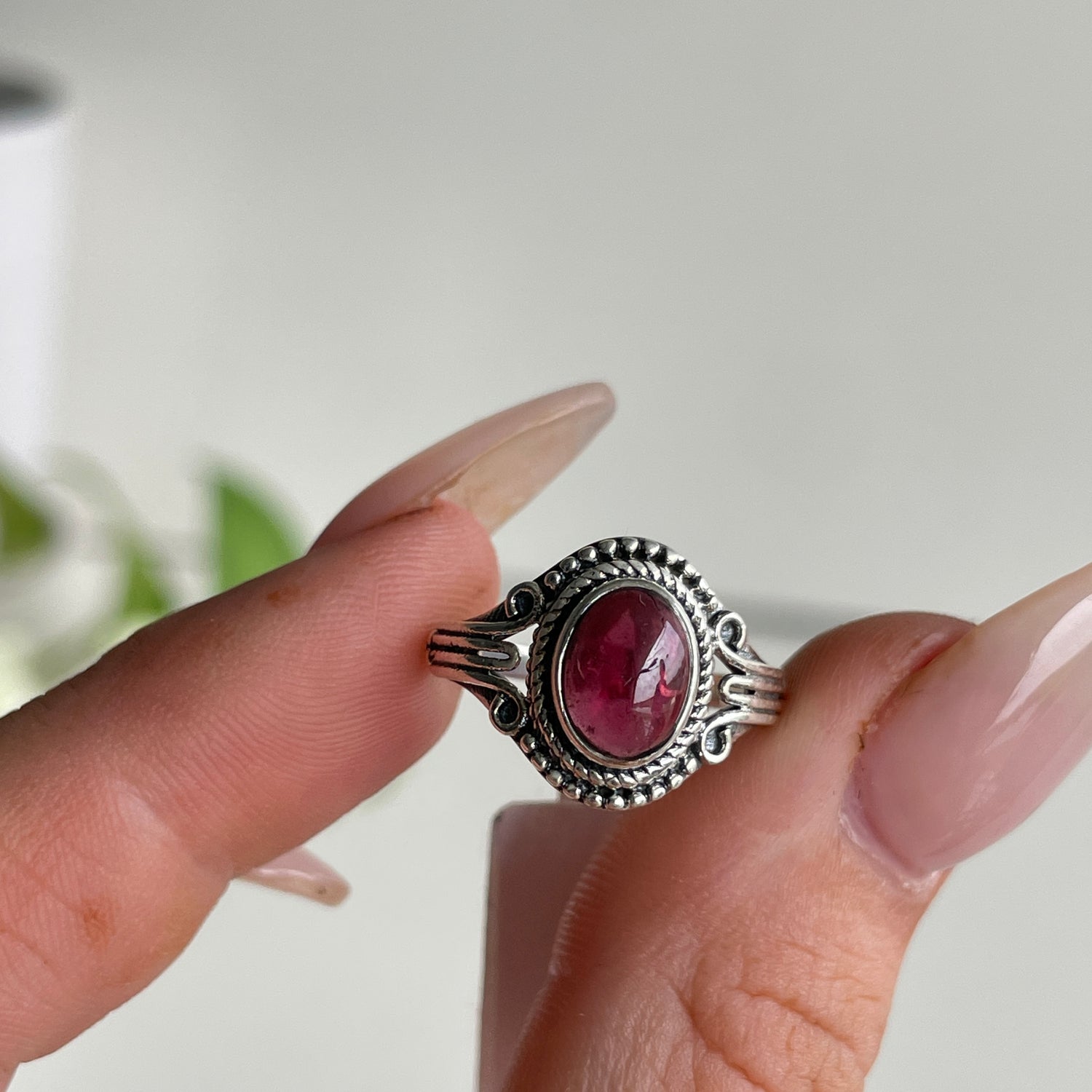 Garnet Detailed Oval Ring Sz6