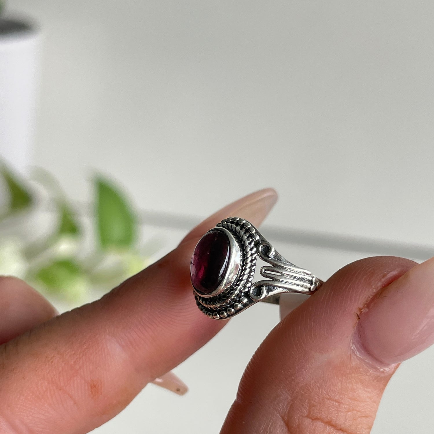 Garnet Detailed Oval Ring Sz6