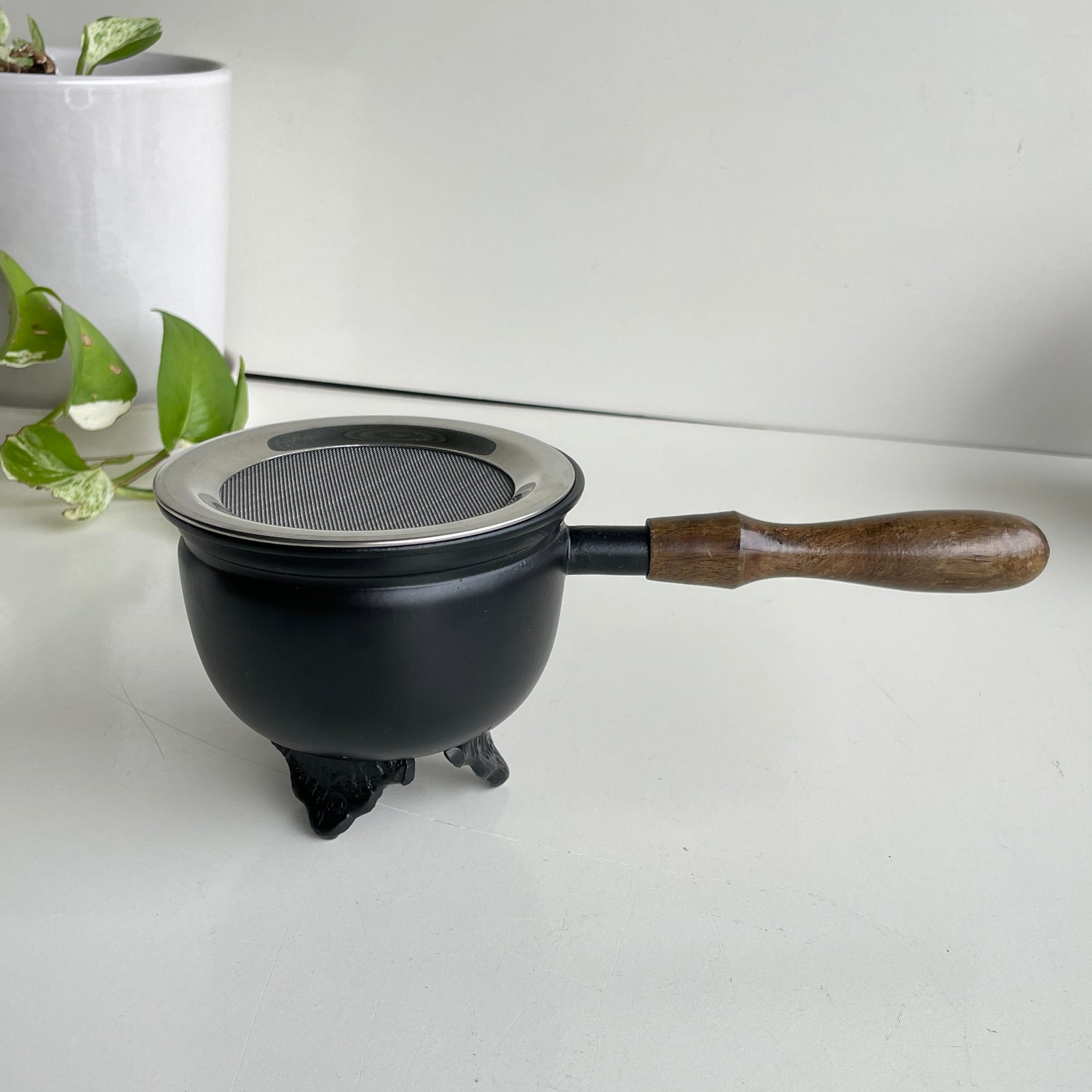Black Cauldron With Handle And Mesh Lid CB1230