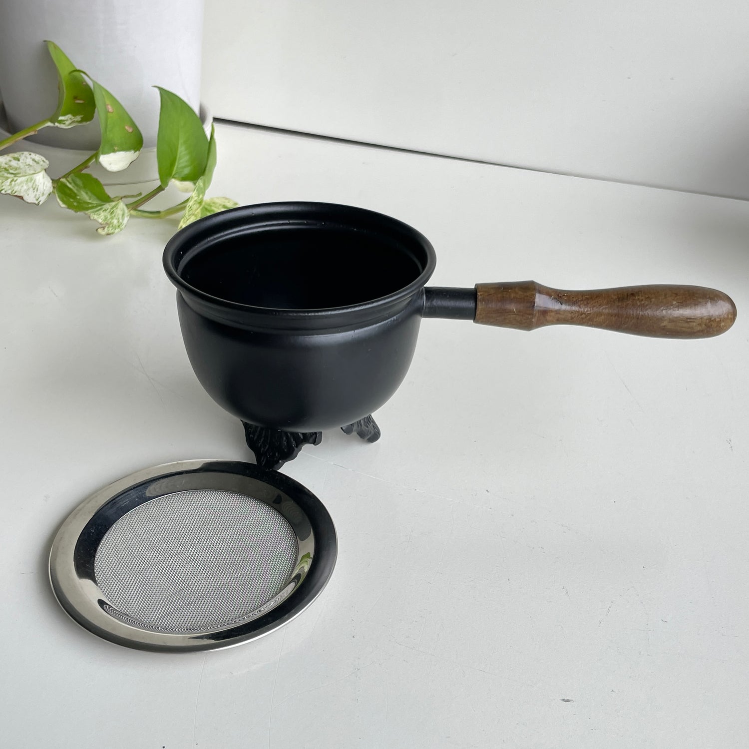Black Cauldron With Handle And Mesh Lid CB1230
