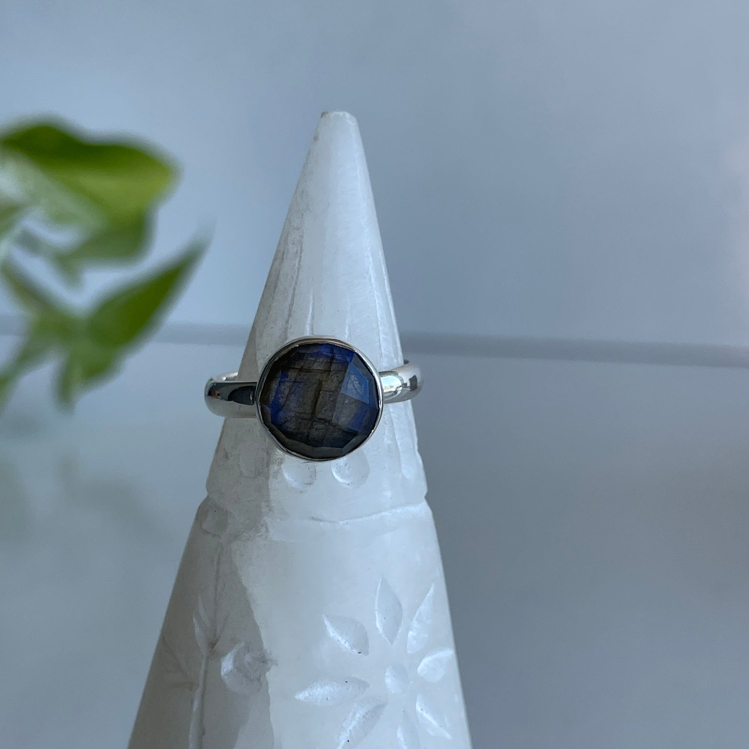 Labradorite Round Ring Sz7 006