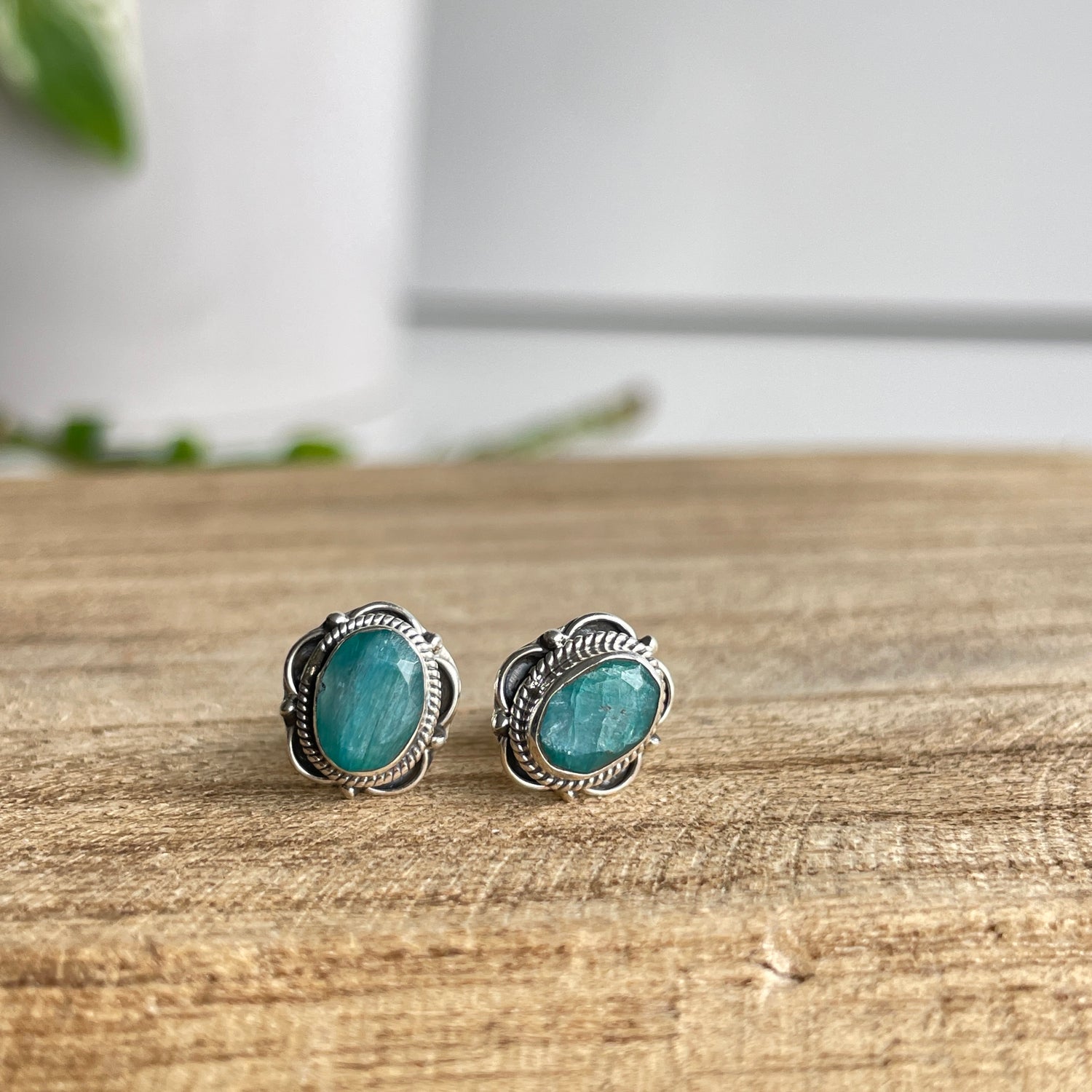 Emerald Oval Studs 001