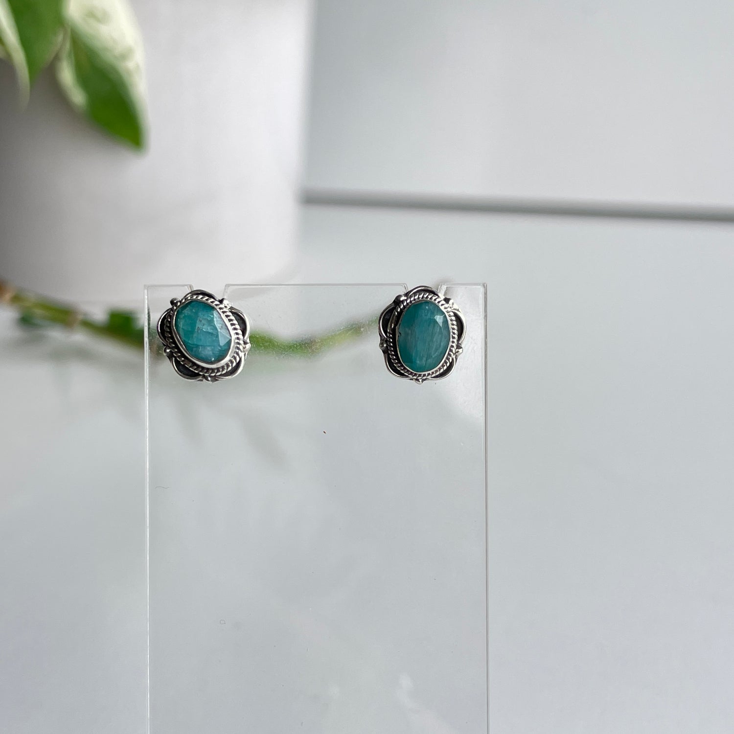 Emerald Oval Studs 001