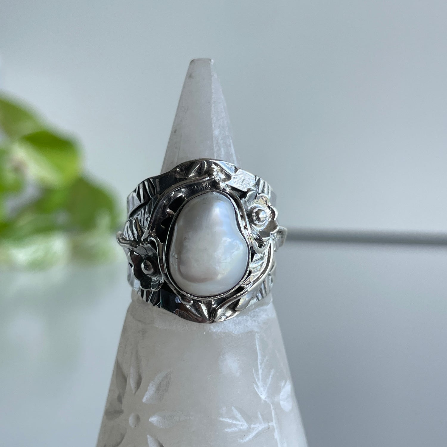 Pearl Patterned Ring Sz8