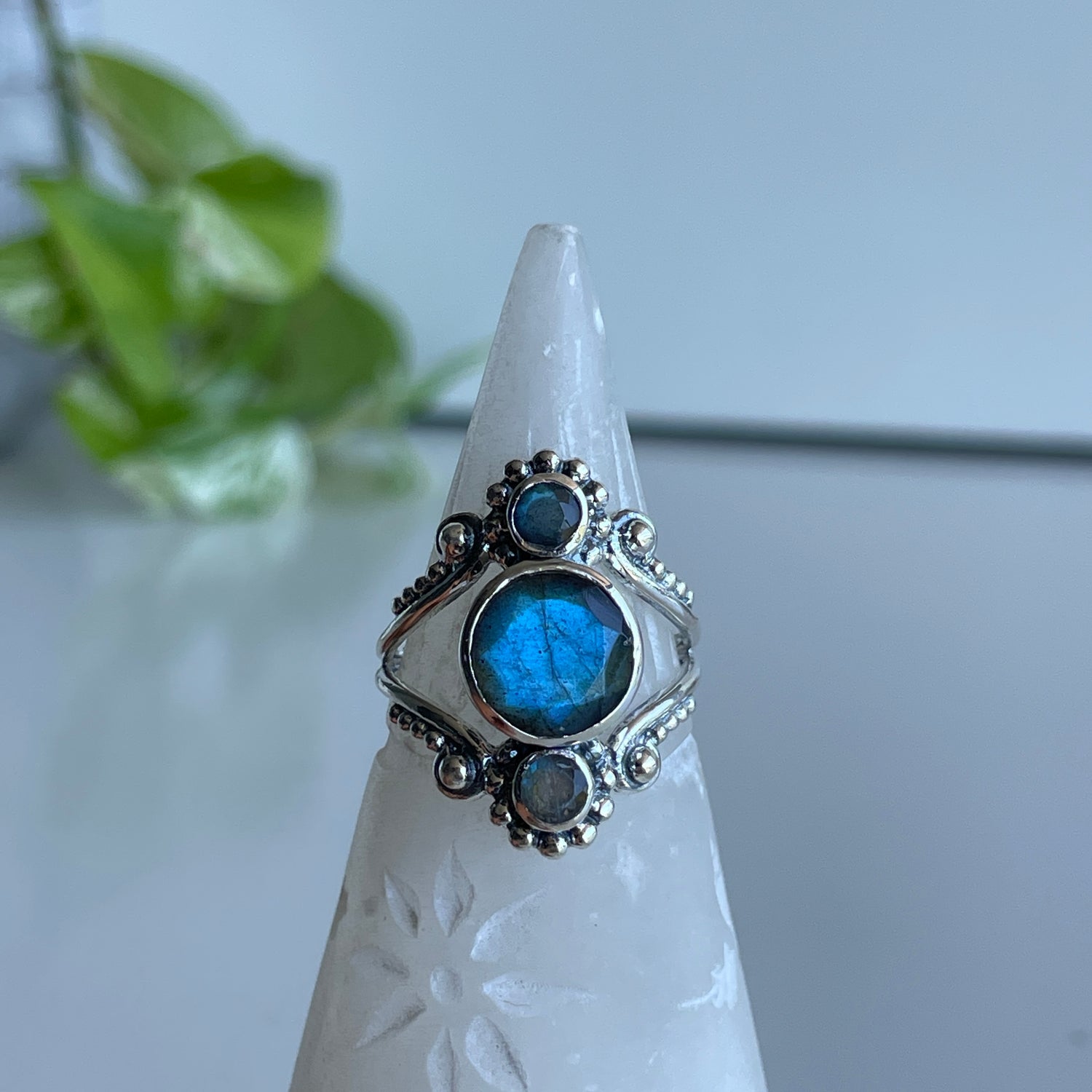 Labradorite Oval Detailed Ring