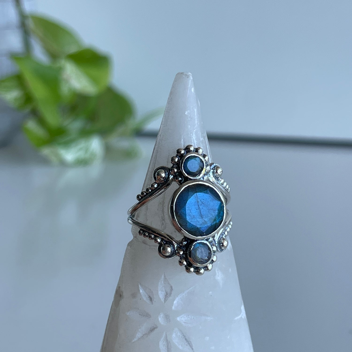 Labradorite Oval Detailed Ring