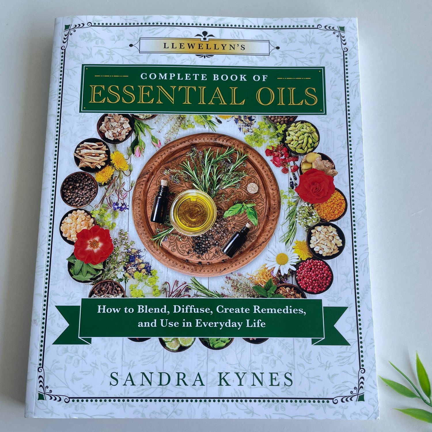 Llewellyns Complete Book Of Essential Oils Sandra Kynes