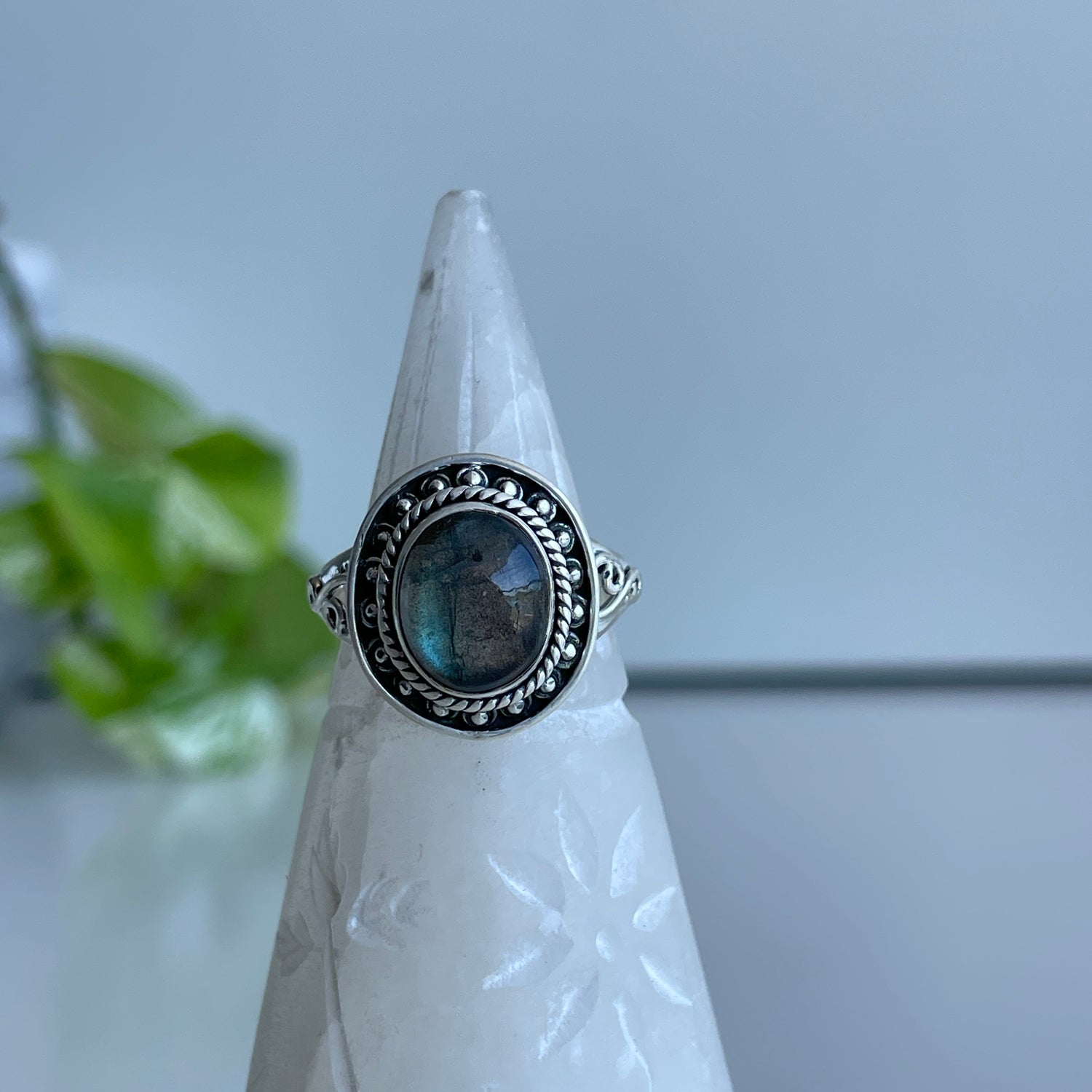 Labradorite Oval Detailed Ring