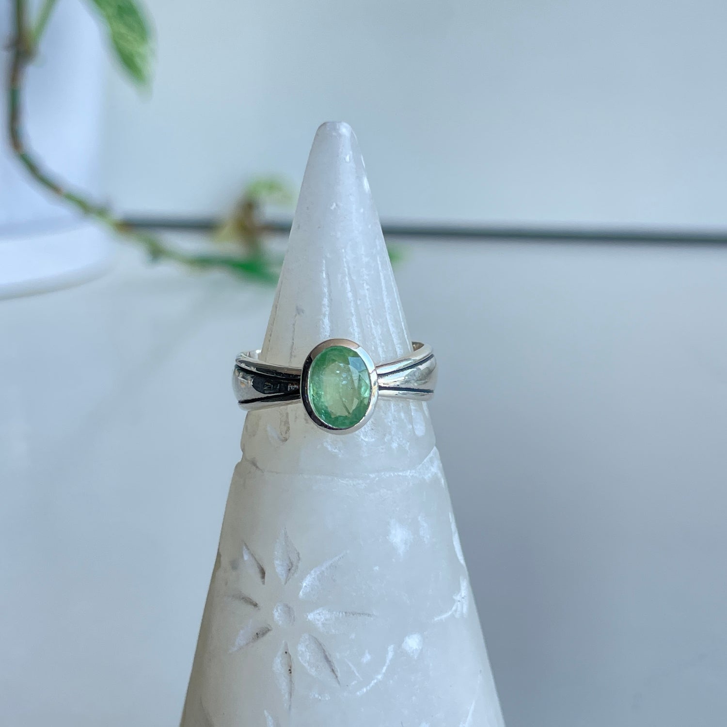 Green Kyanite Oval Ring Sz8.5 001