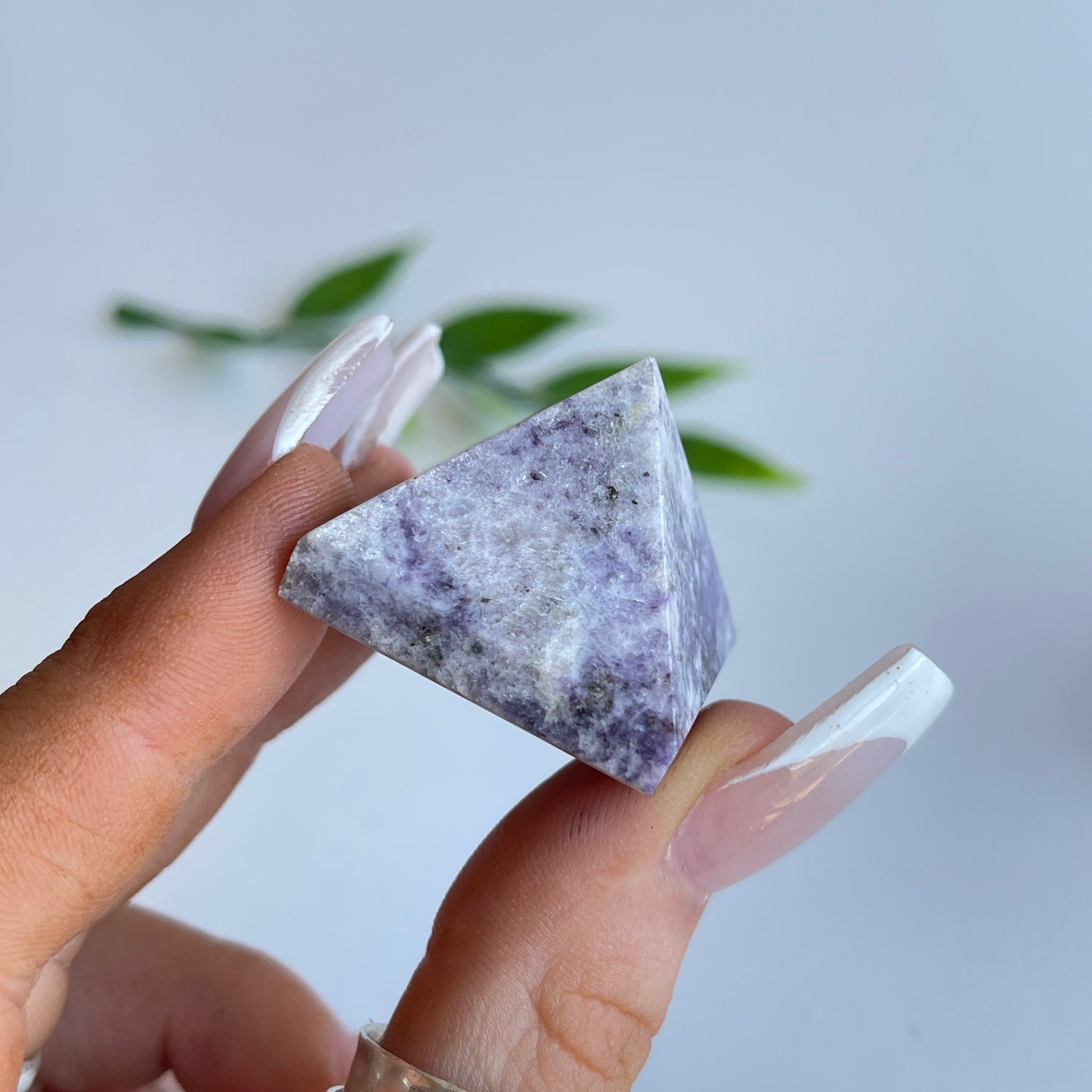Lepidolite Pyramid 23-28mm