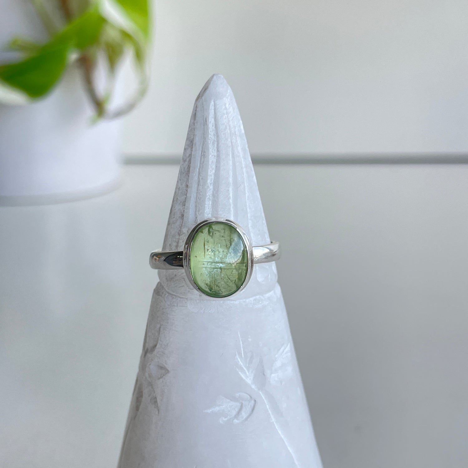 Green Kyanite Oval Ring Sz10