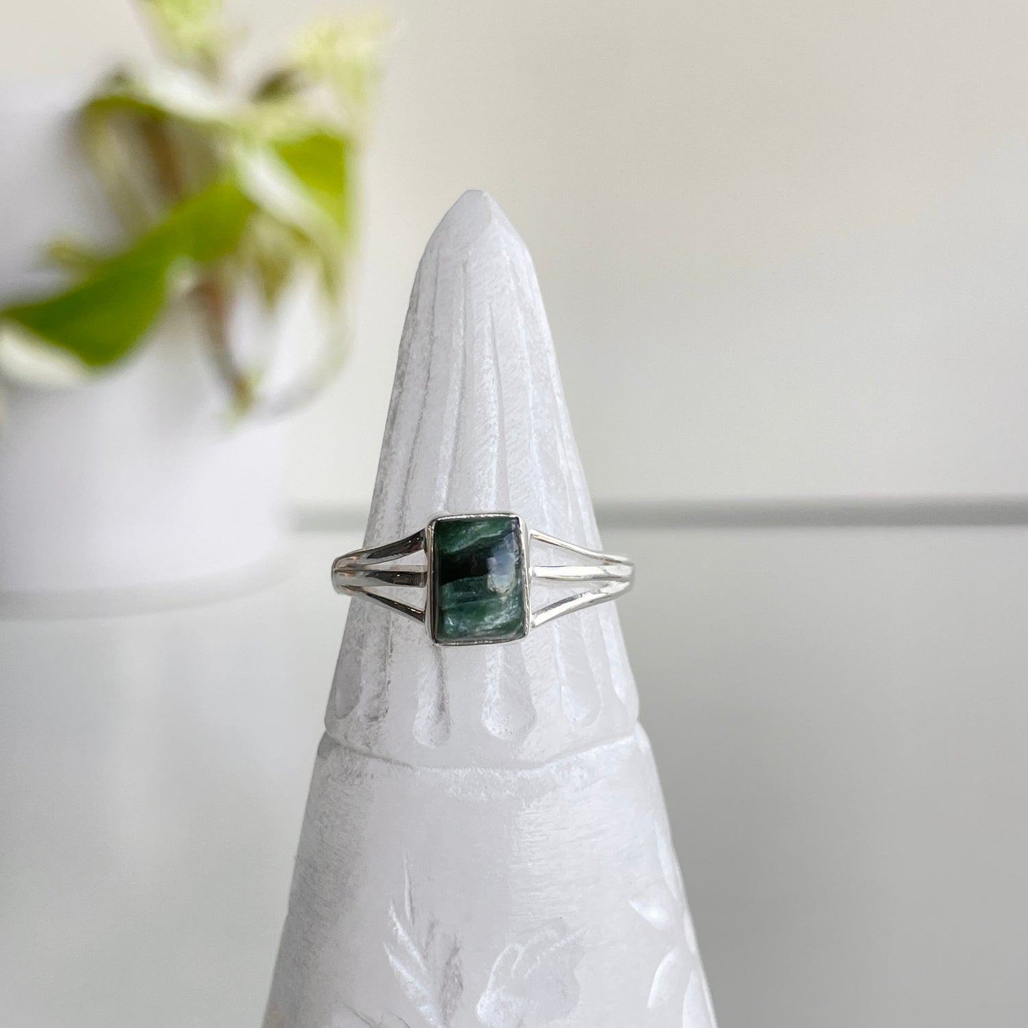 Seraphinite Rectangle Ring Sz7