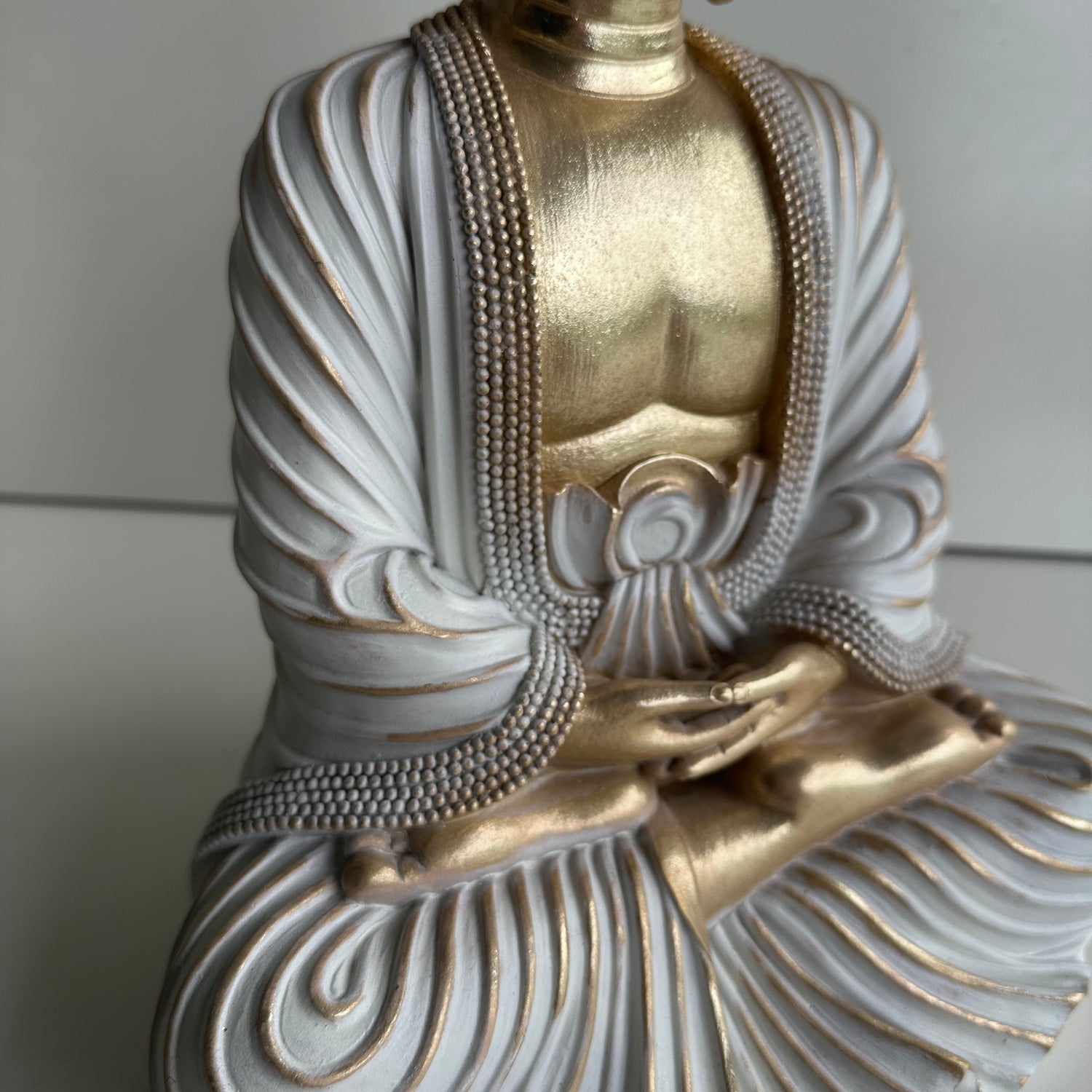 Rulai Buddha White And Gold  budrswlg