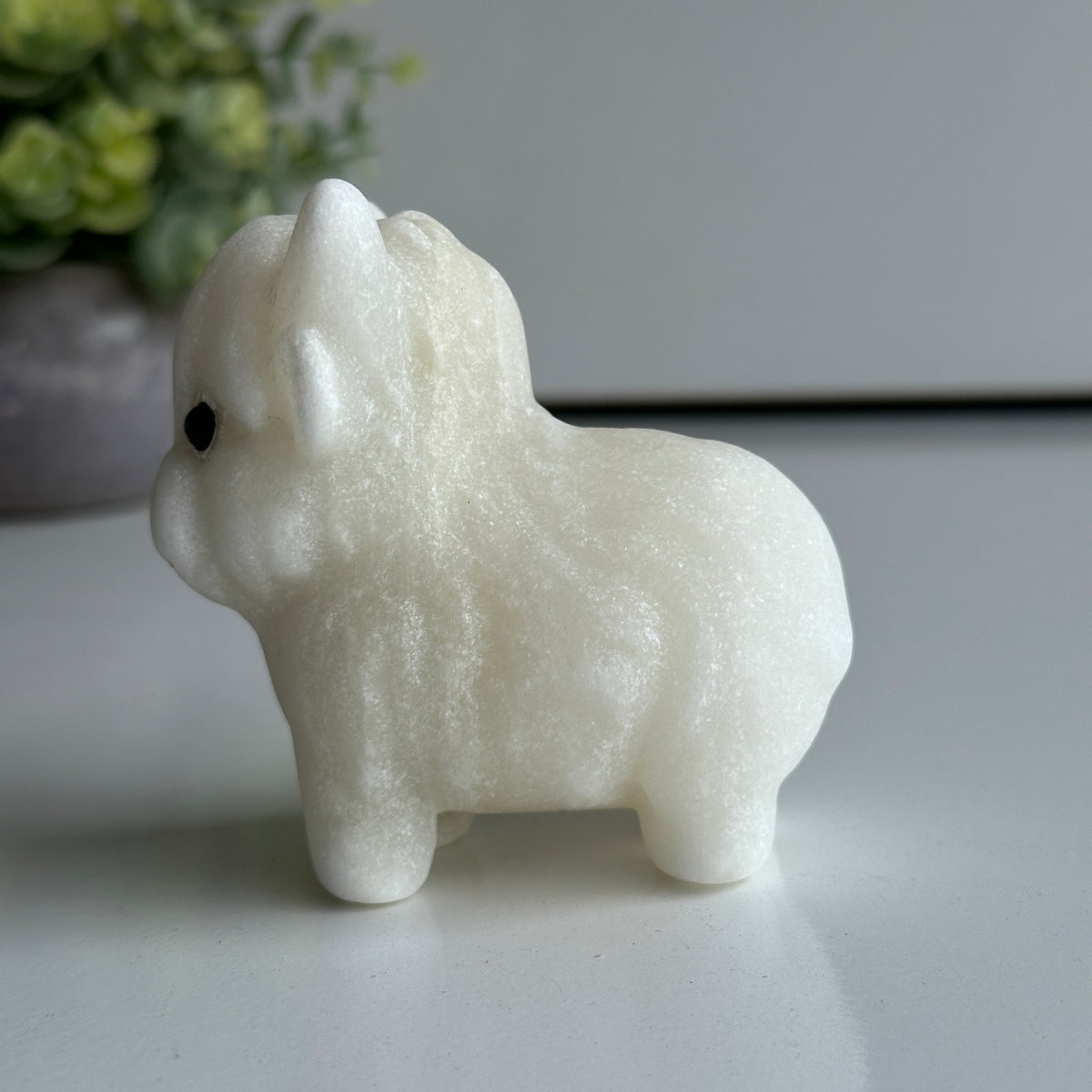 White Jade Highland Cow 8cm