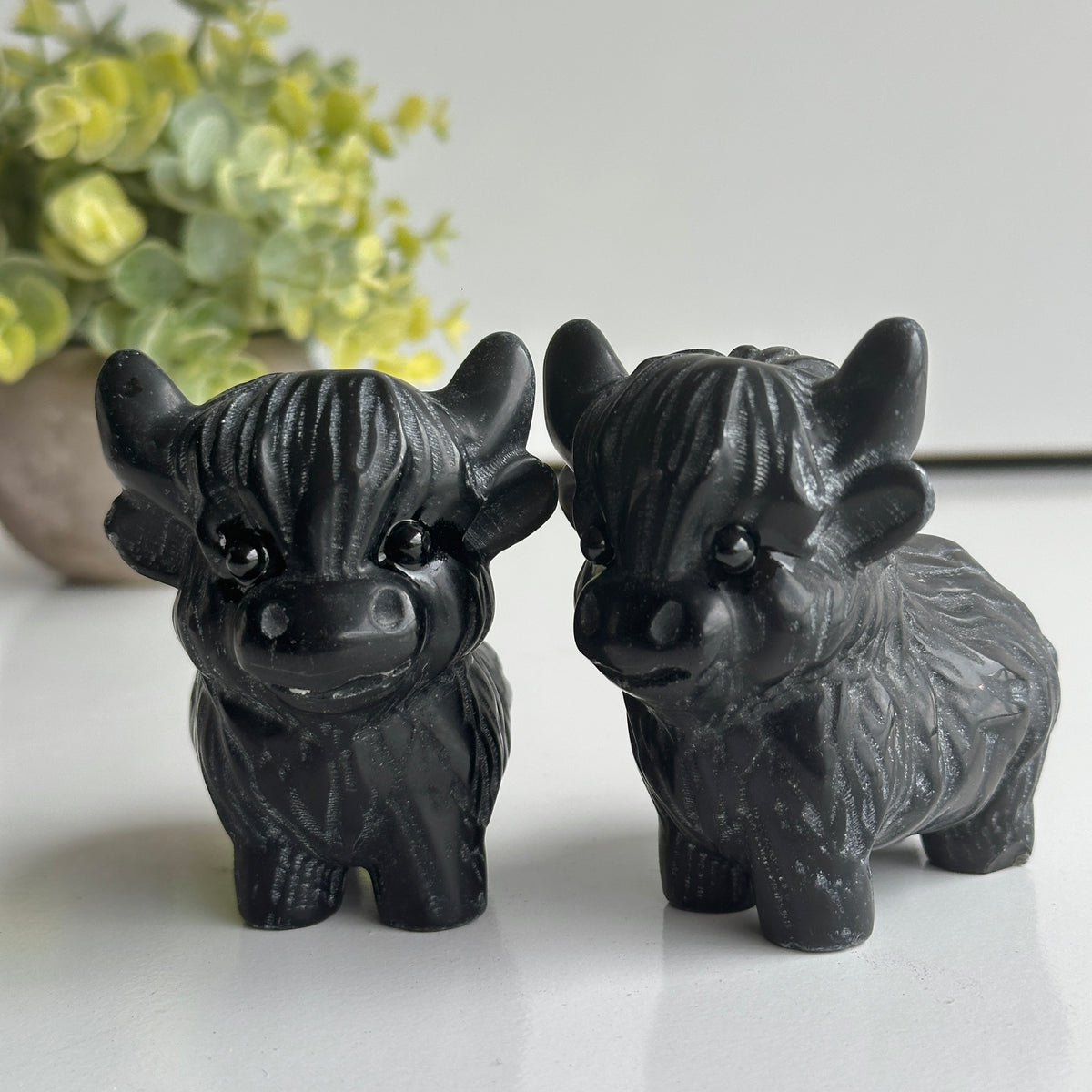 Black Obsidian Highland Cow 8cm