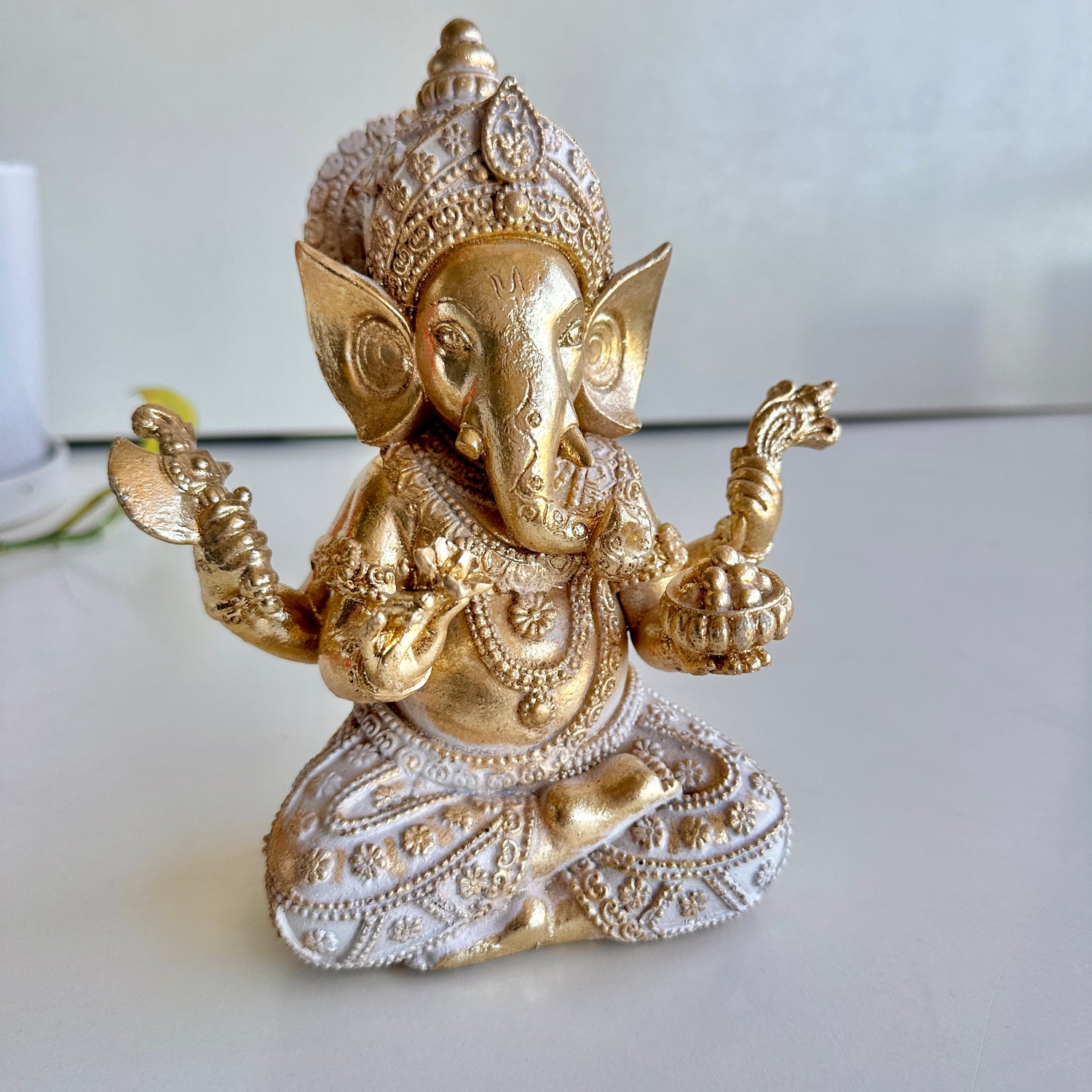 Gold White Ganesh Sitting PSB228B