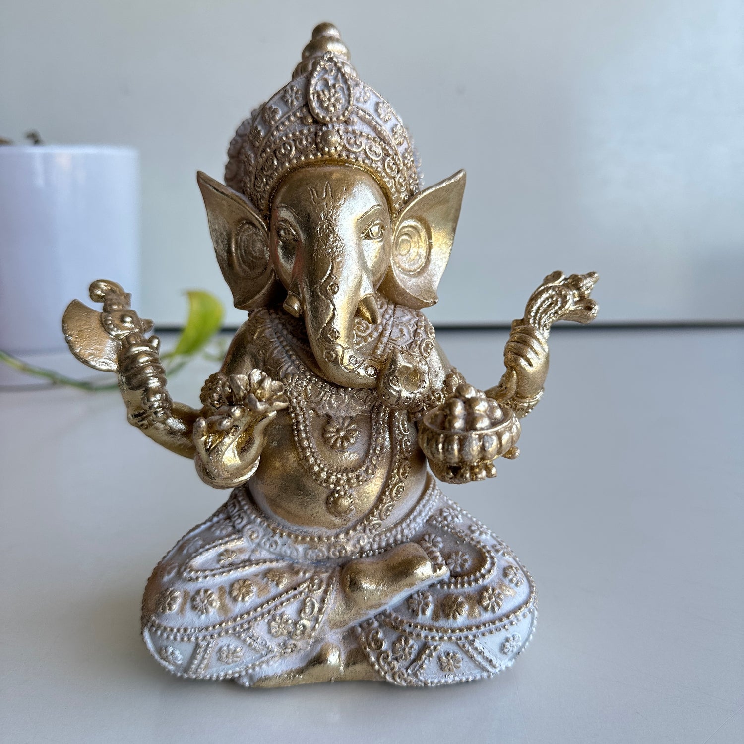 Gold White Ganesh Sitting PSB228B