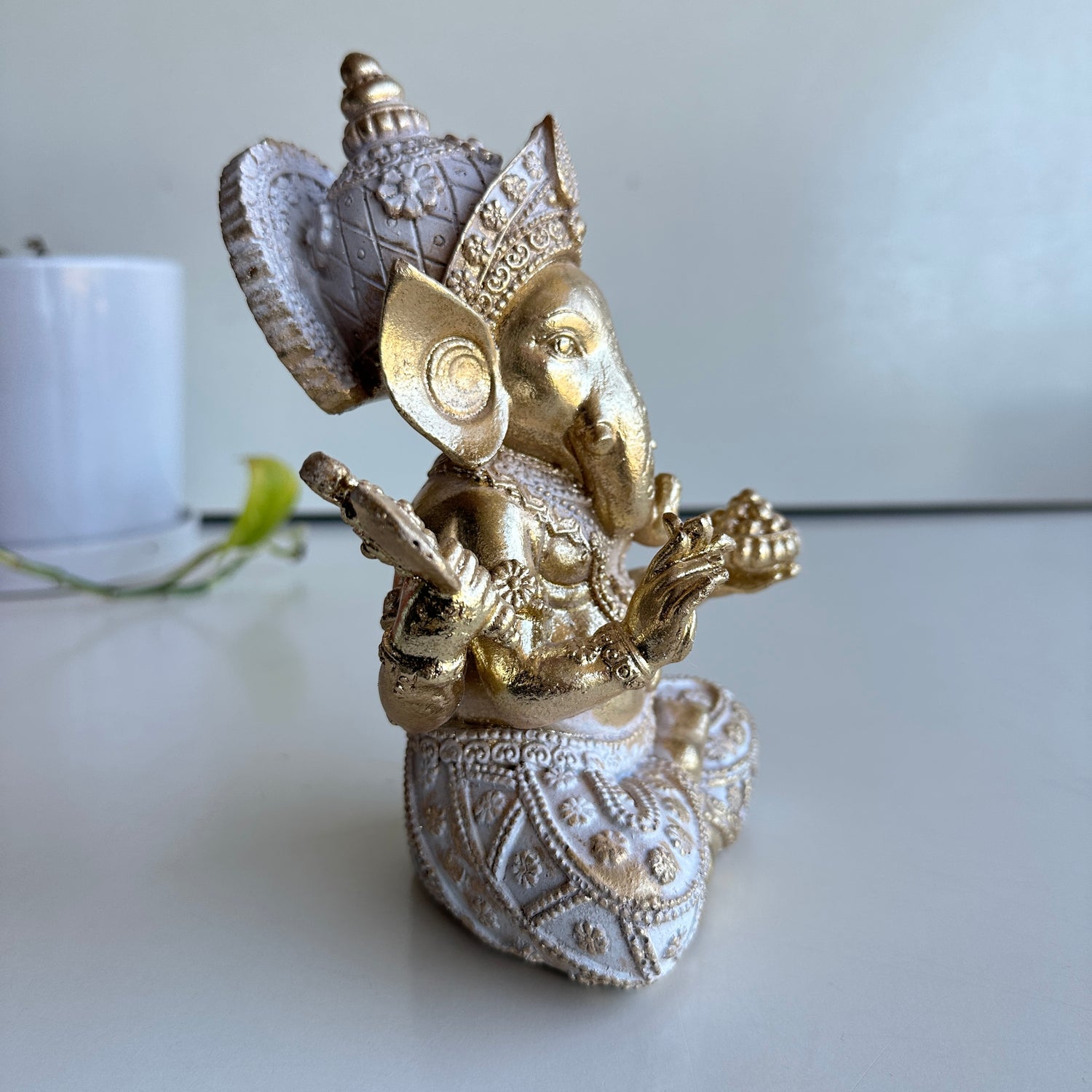 Gold White Ganesh Sitting PSB228B