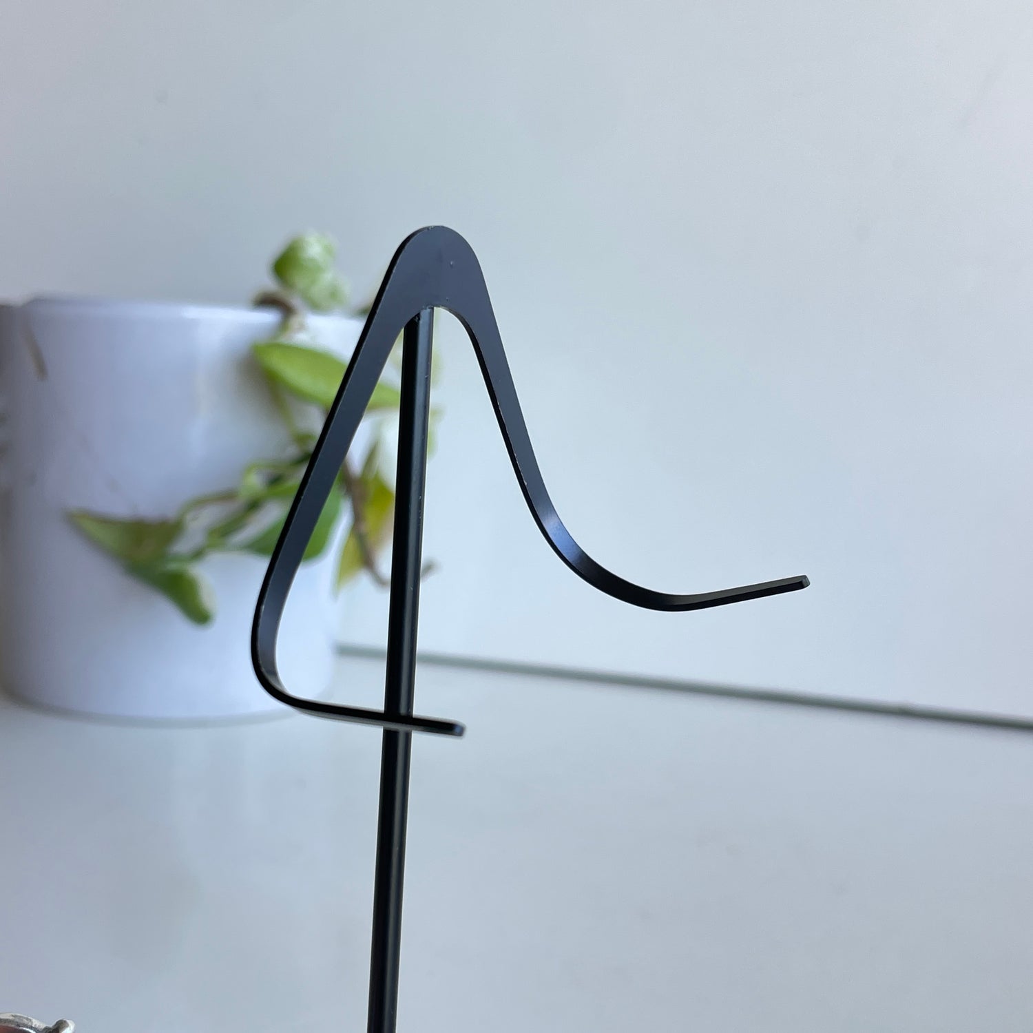 Black Metal Crystal Stand