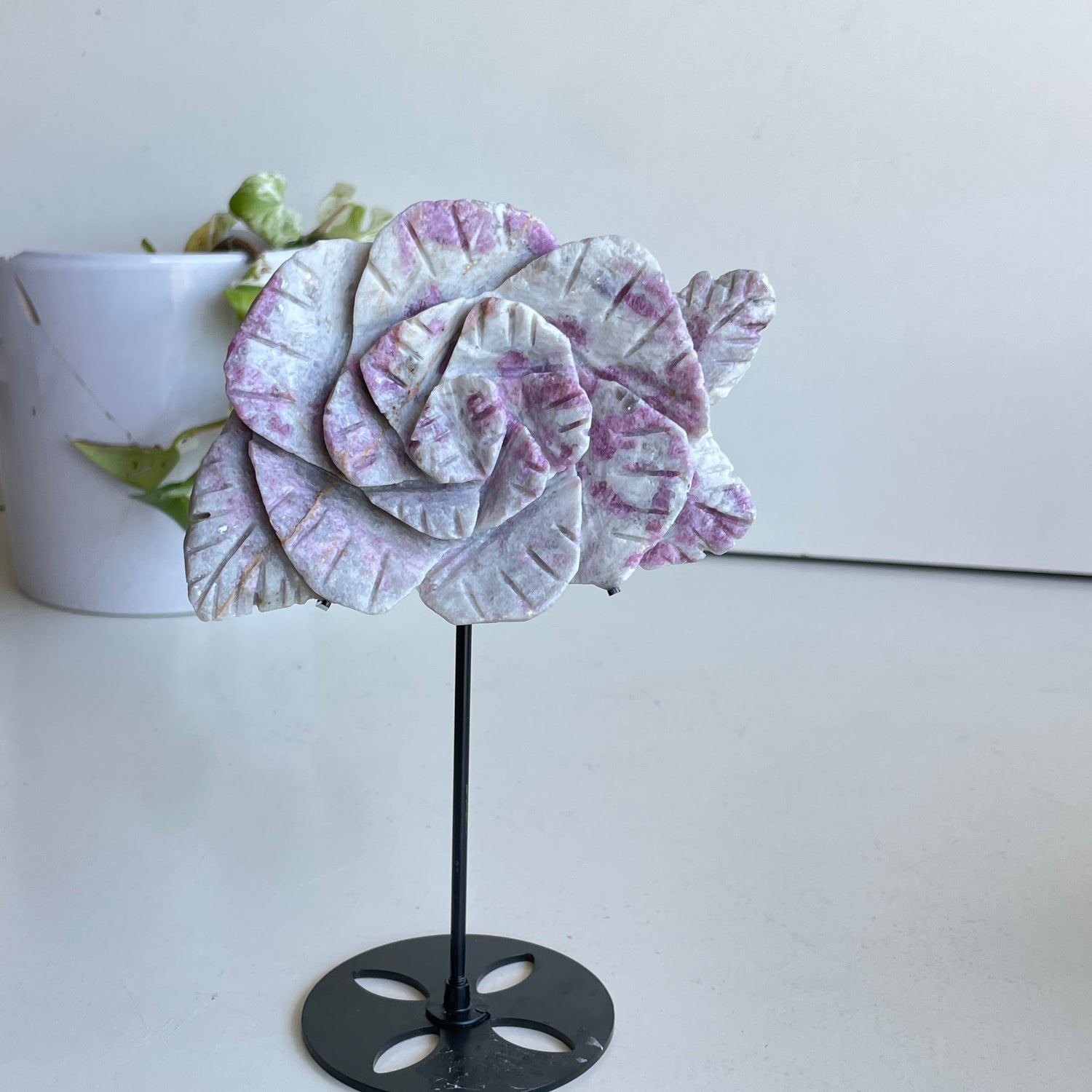 Black Metal Crystal Stand