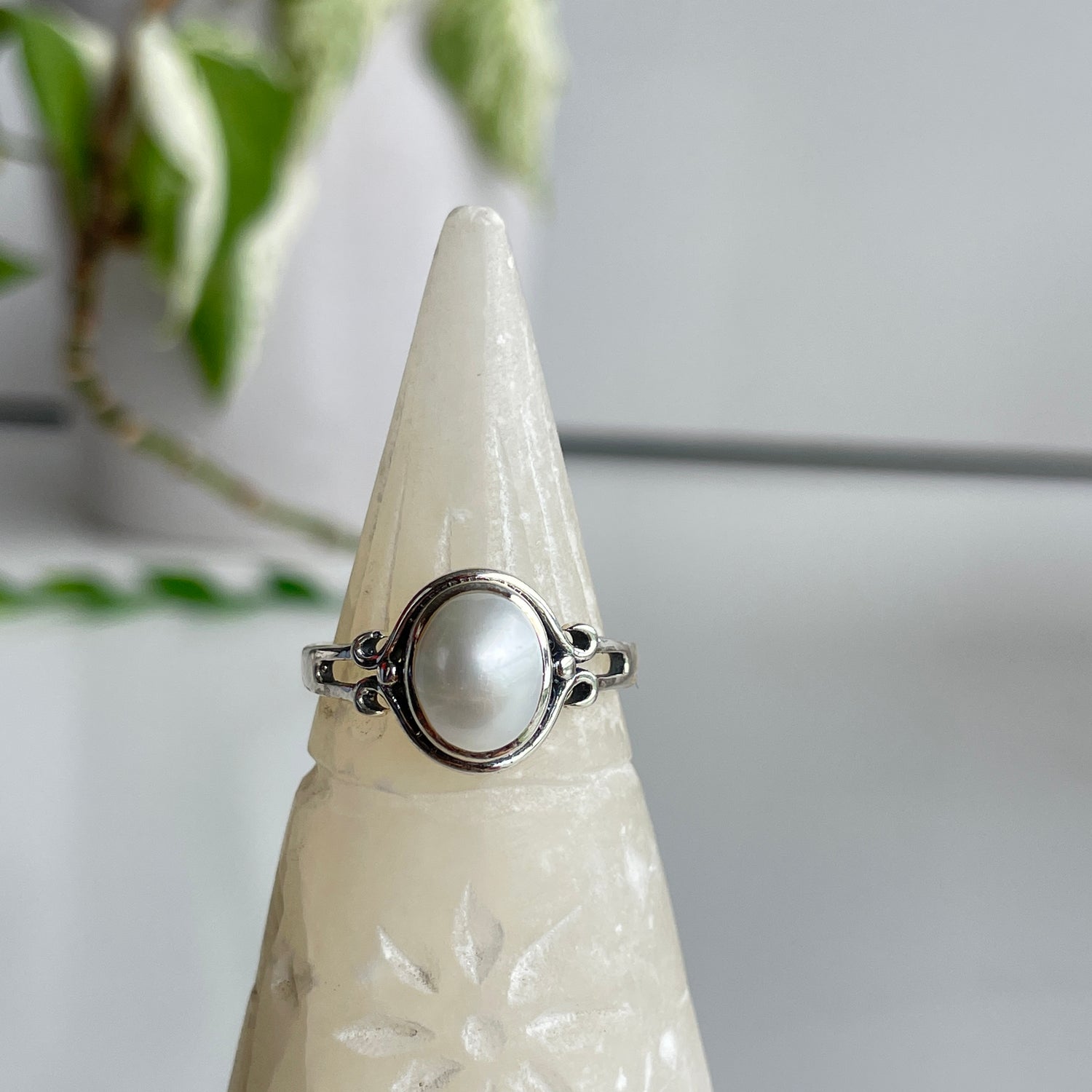 Pearl Oval Ring Sz9