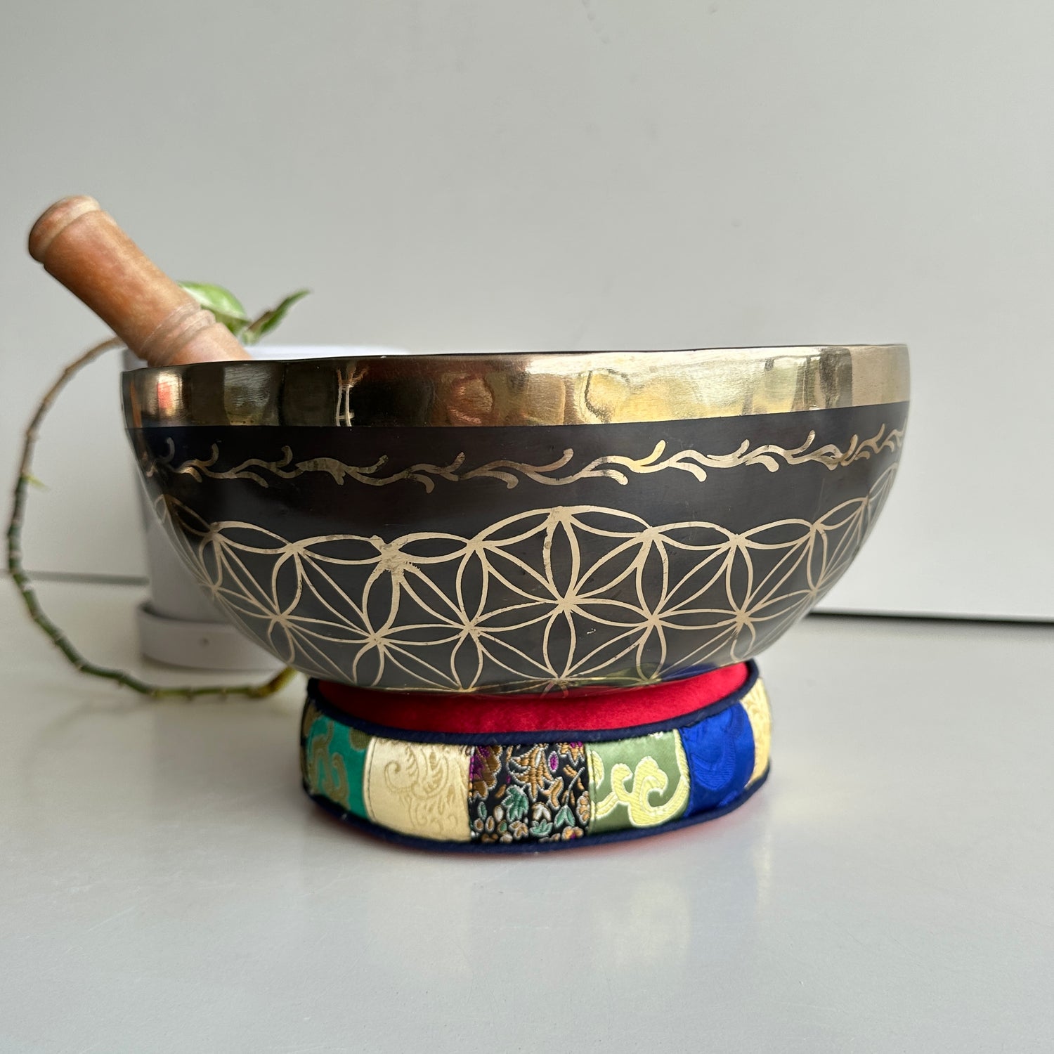 Black Handbeaten Singing Bowl Flower Of Life 23cm BHG1460