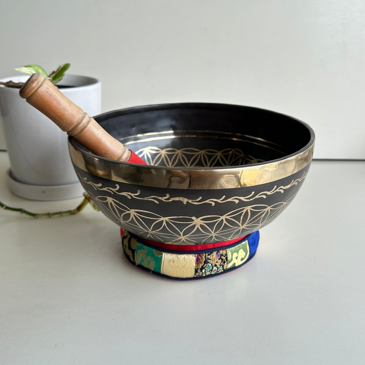 Black Handbeaten Singing Bowl Flower Of Life 23cm BHG1460