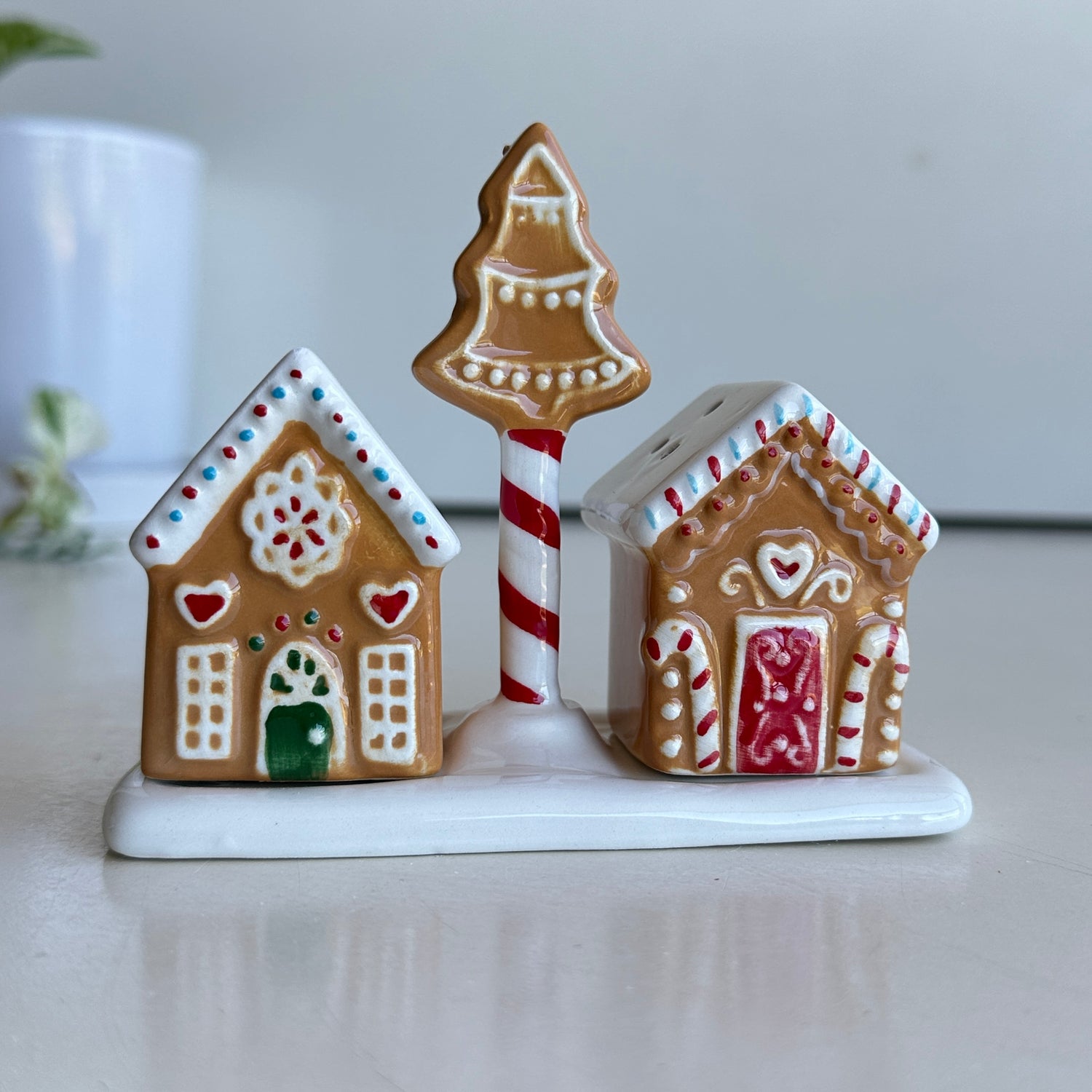Gingerbread House Salt And Pepper Shakers XM0900