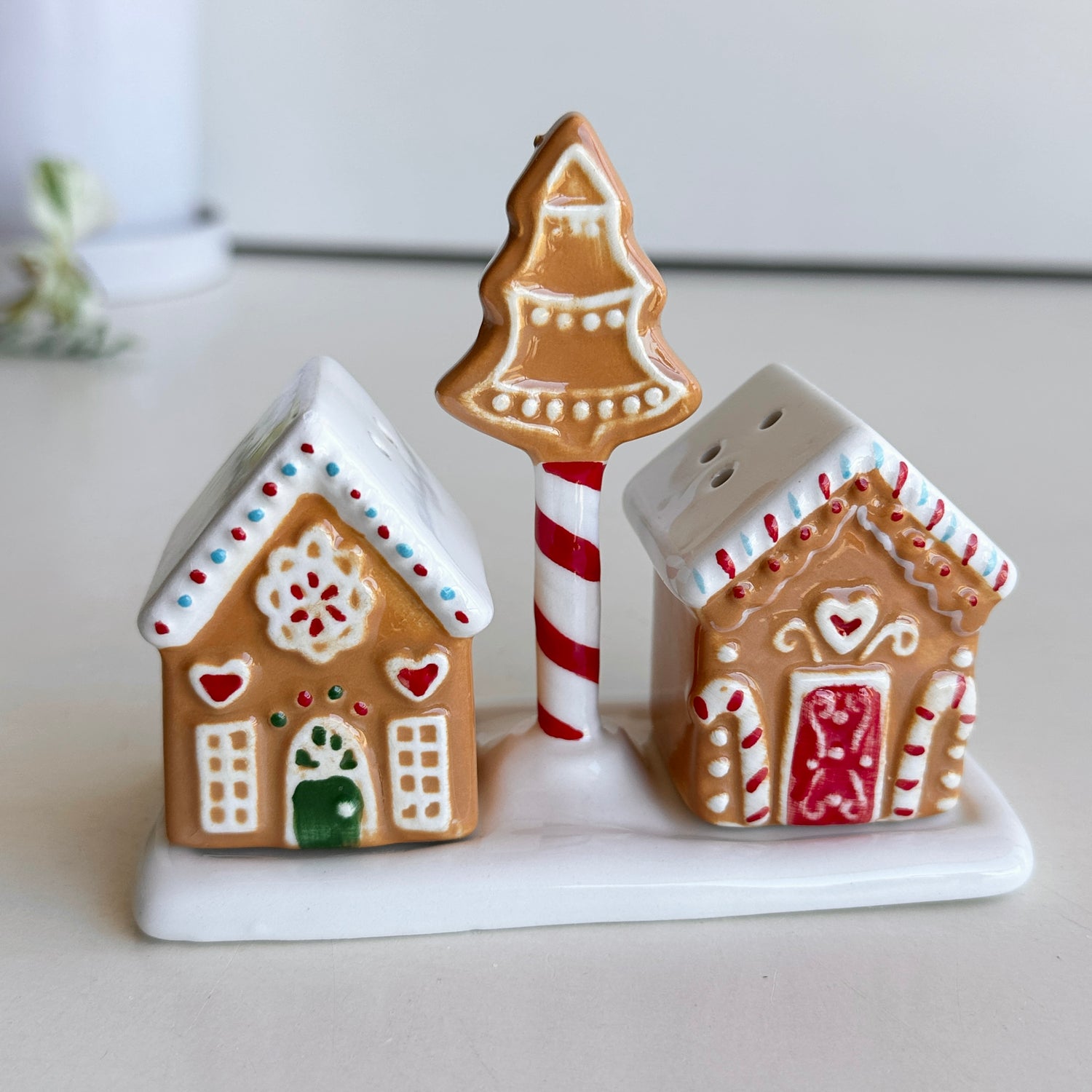 Gingerbread House Salt And Pepper Shakers XM0900