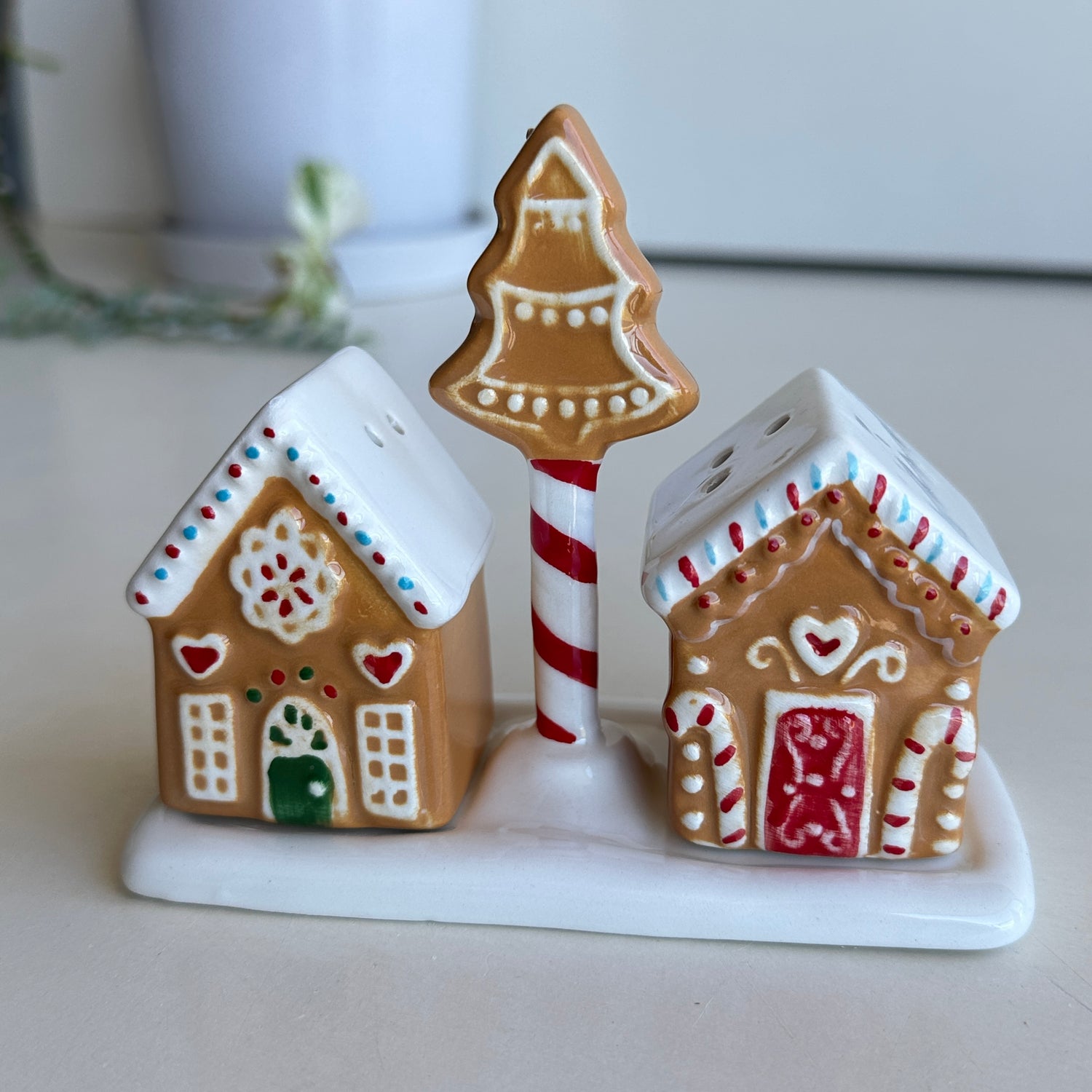 Gingerbread House Salt And Pepper Shakers XM0900