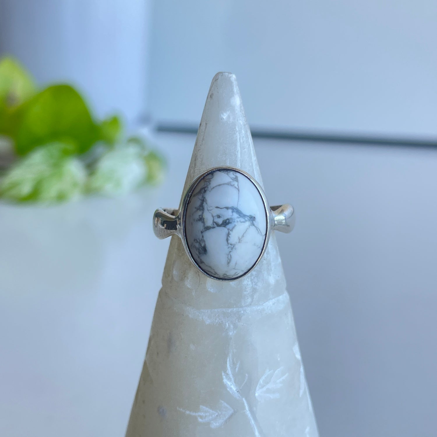 White Howlite Oval Ring Sz7.5 001