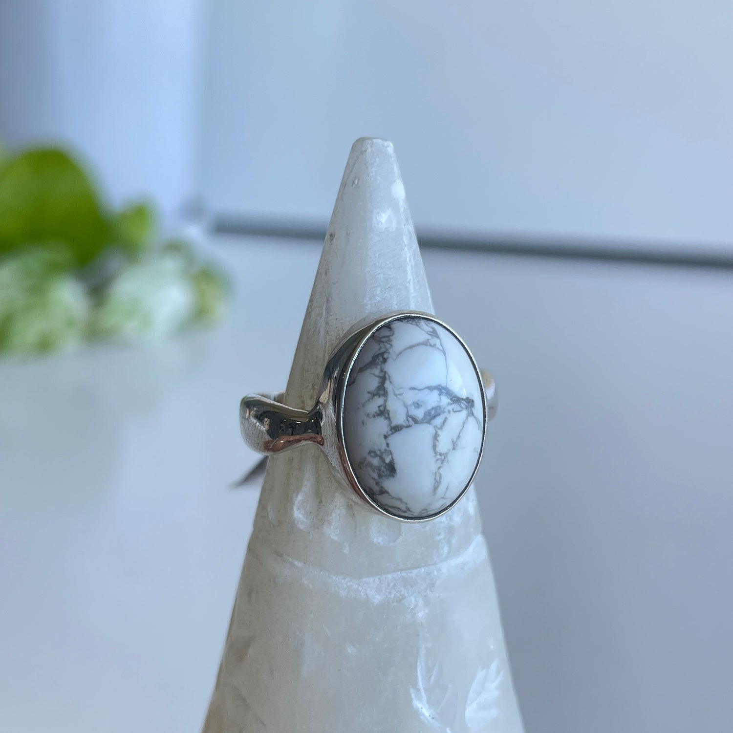 White Howlite Oval Ring Sz7.5 001