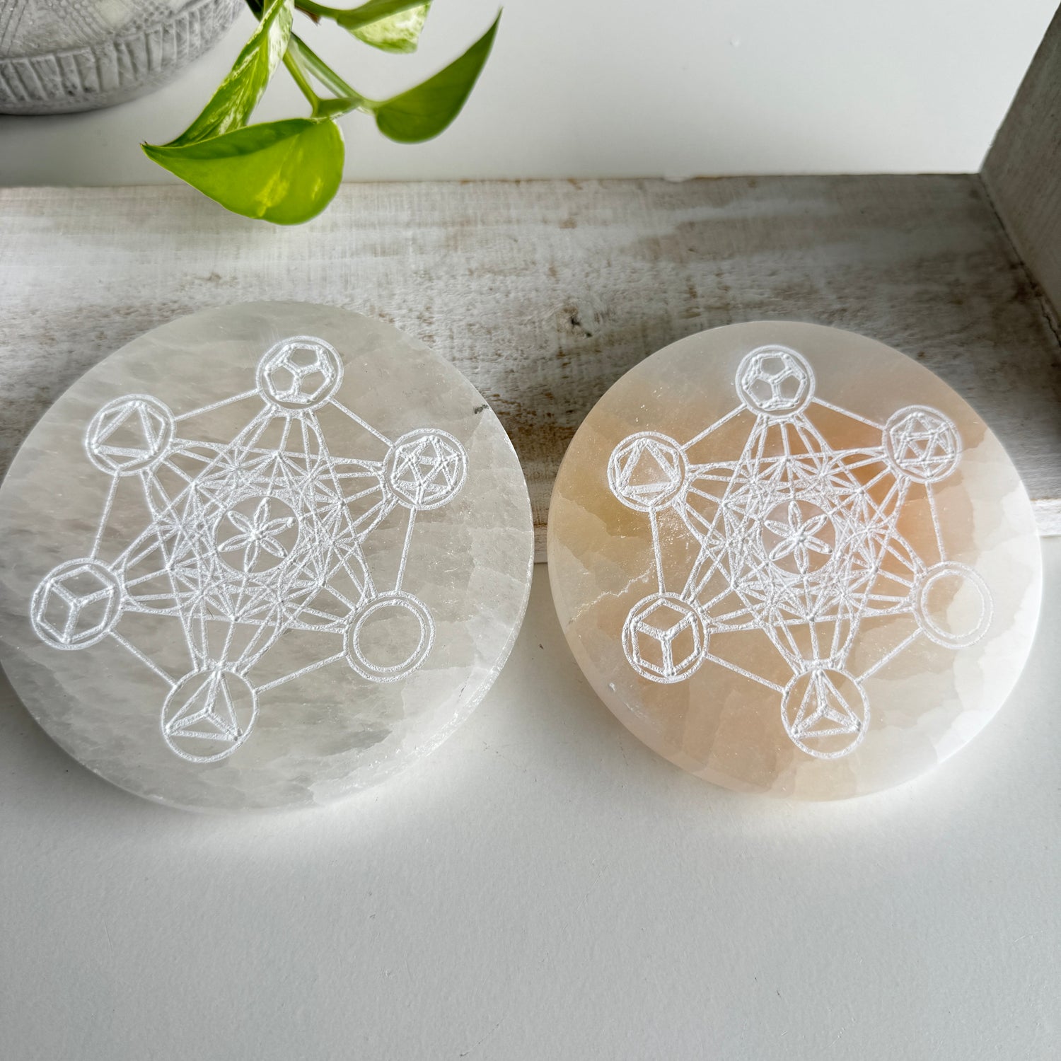 Round Selenite Grid Plate