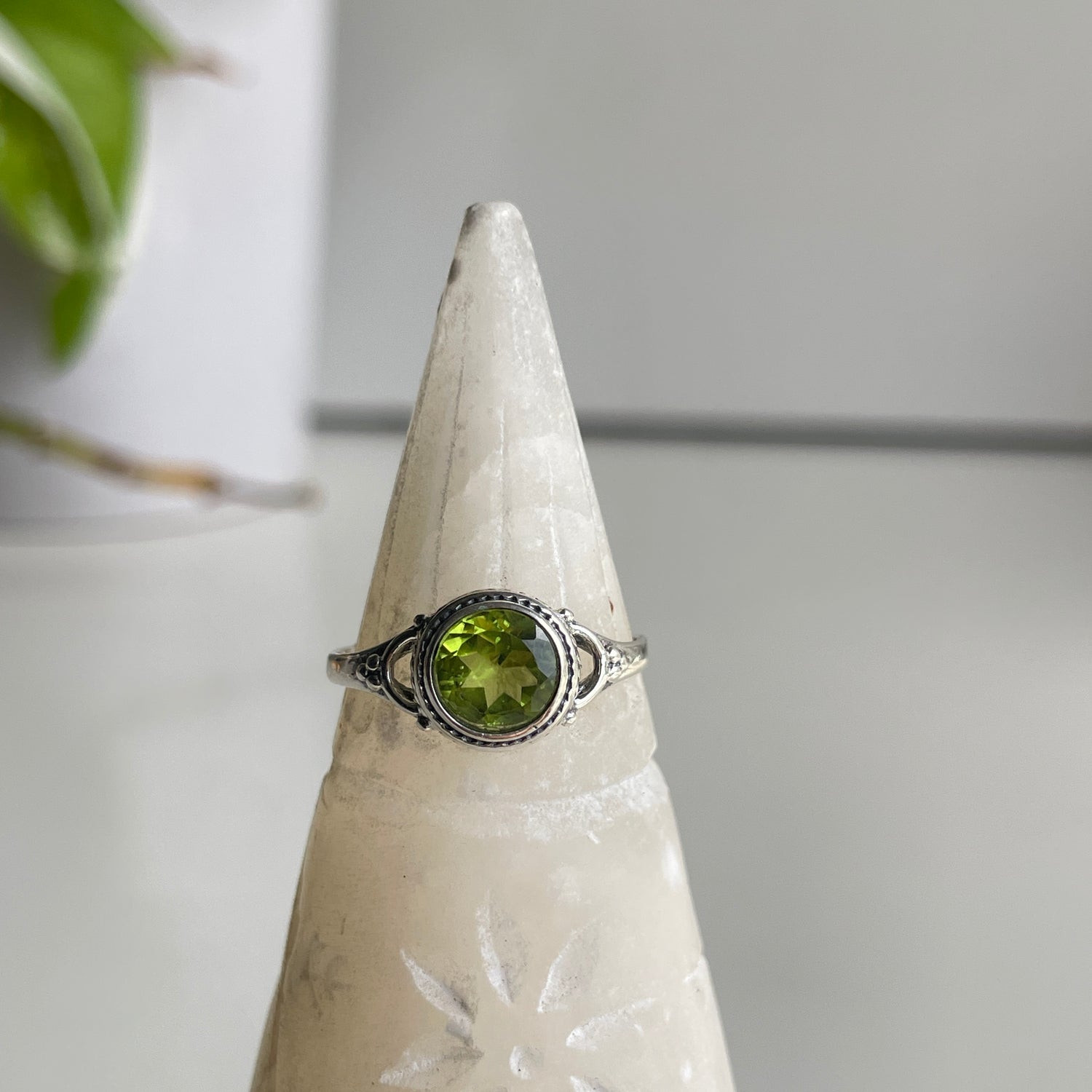 Peridot Round Ring Sz9