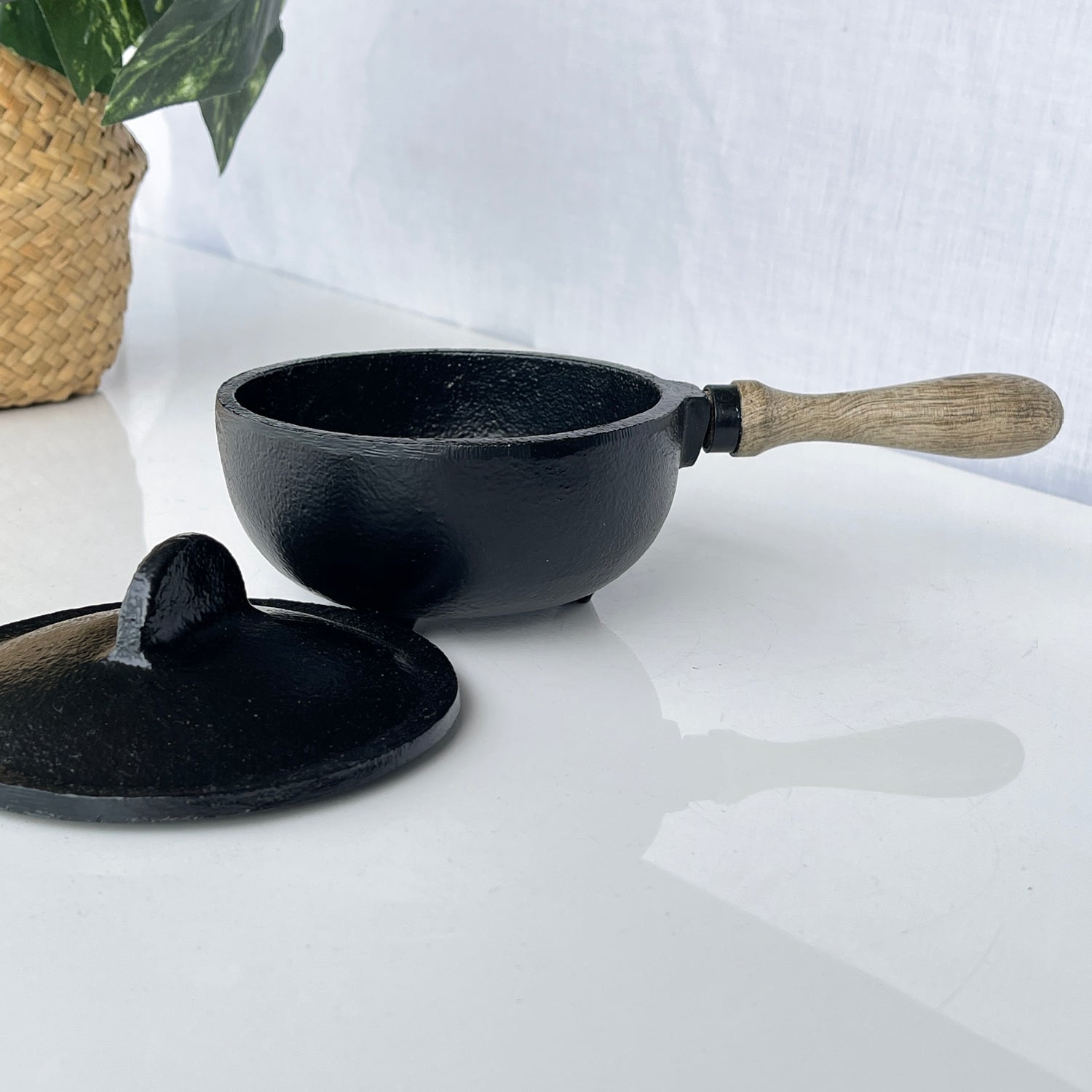 Cauldron Wth Lid and Handle SWH-AC92B